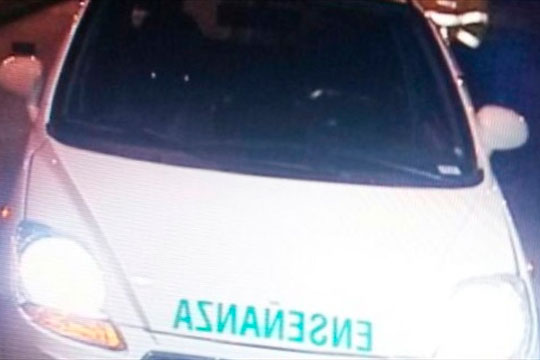 Instructor de escuela de conducción ebrio se quedó dormido dentro del carro