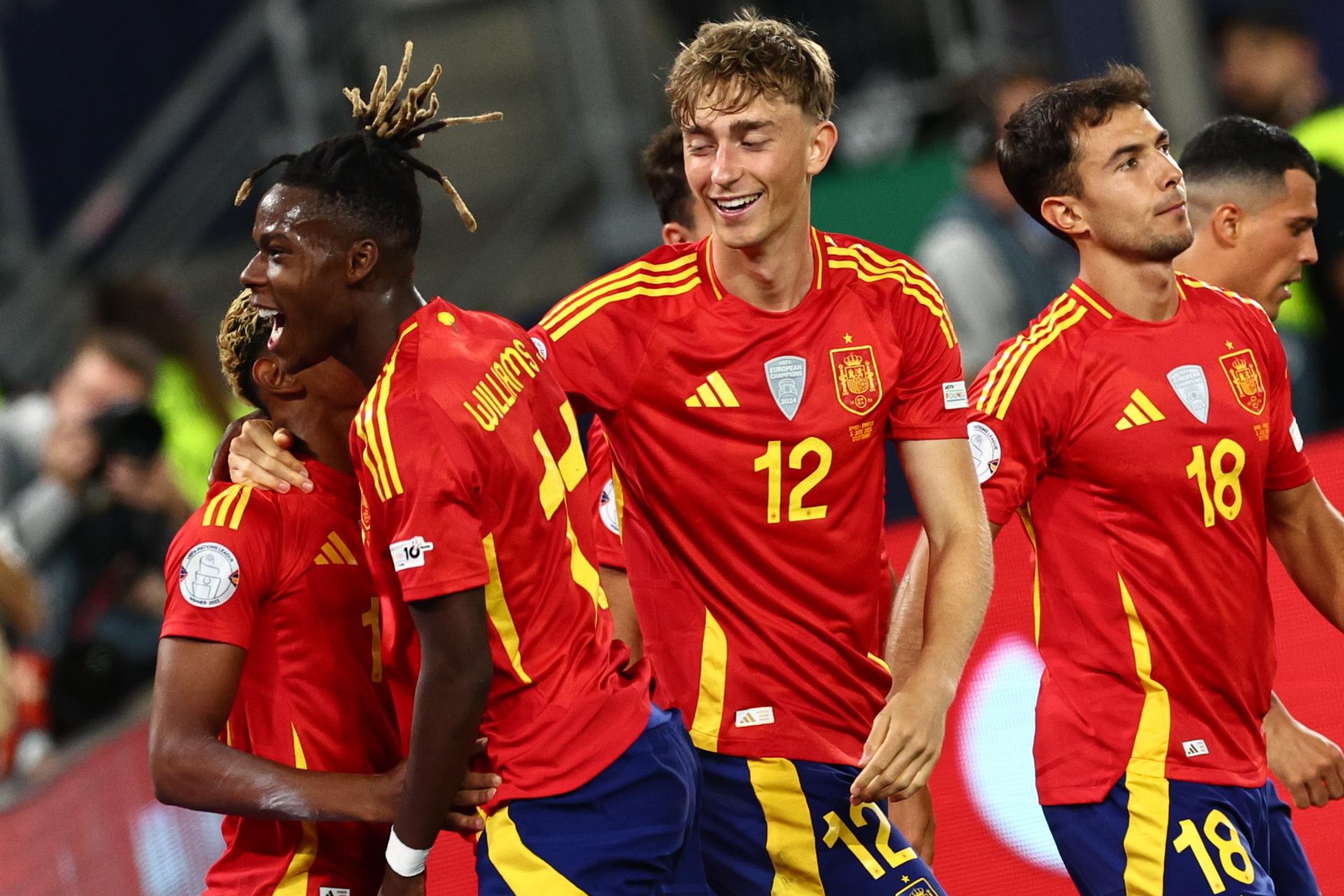 Stuttgart (Germany), 05/06/2025.- Spain's Lamine Yamal (L) celebrates scoring the 3-0 goal with teammates Nico Williams (2-L) and Dean Huijsen (C) during the UEFA Nations League semi-final soccer match between Spain and France, in Stuttgart, Germany, 05 June 2025. (Francia, Alemania, España) EFE/EPA/ANNA SZILAGYI