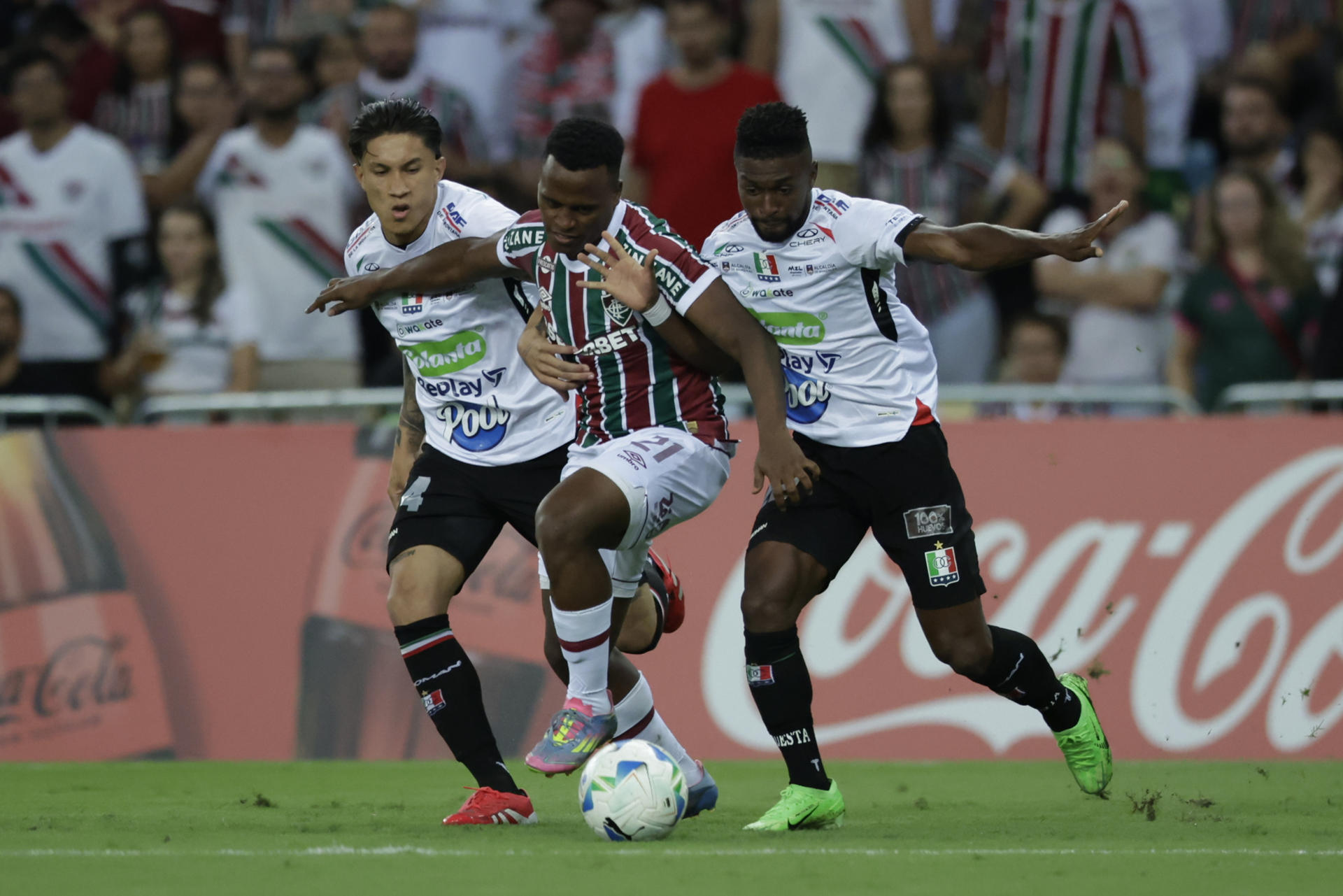 AME1951. RÍO DE JANEIRO (BRASIL), 29/05/2025.- Jhon Arias (c) de Fluminense disputa el balón con Jefry Zapata (i) y Juan David Cuesta de Once Caldas este jueves, en un partido de la fase de grupos de la Copa Sudamericana entre Fluminense y Once Caldas, en el Estadio Maracaná de Río de Janeiro (Brasil). EFE/ Andre Coelho