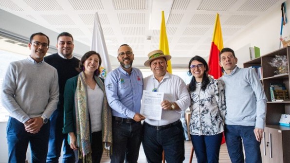 El director de la URT, Giovani Yule, durante la firma del memorando con MercyCorps.