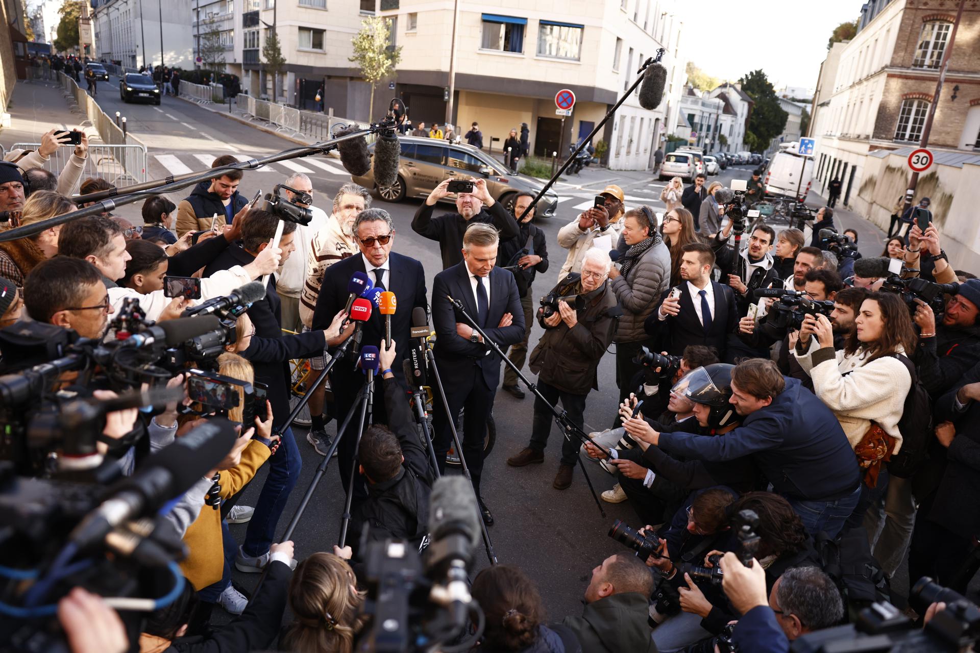 Paris (France), 21/10/2025.- Former French President Nicolas Sarkozy's lawyers Jean-Michel Darrois (C-L) and Christophe Ingrain (C-R) address the media in front of La Sante Prison in Paris, France, 21 October 2025. Sarkozy is to be jailed on 21 October after he was sentenced to five years in prison for receiving funds for the 2007 presidential campaign from the regime of late Libyan leader Muammar Gaddafi. (Francia, Libia) EFE/EPA/YOAN VALAT
