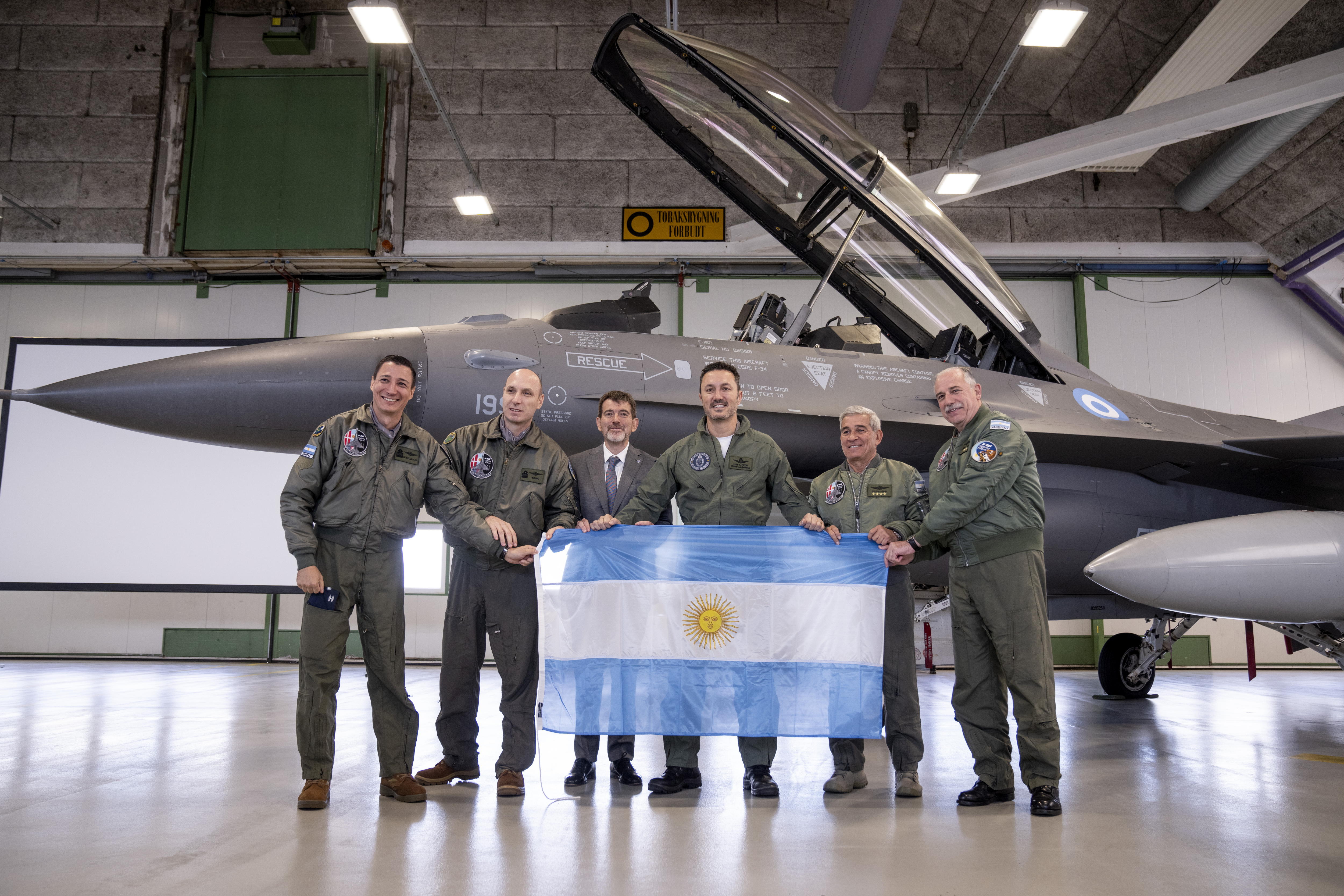 Skrydstrup (Denmark), 16/04/2025.- Argentina's delegation led by Minister of Defense Luis Alfonso Petri (4-L) pose for a photo at Skrydstrup Airport, in Jutland, Denmark, 16 April 2024, on the occasion of a signing ceremony of the contract for the sale of 24 Danish F-16 combat aircraft to Argentina. (Dinamarca) EFE/EPA/BO AMSTRUP DENMARK OUT