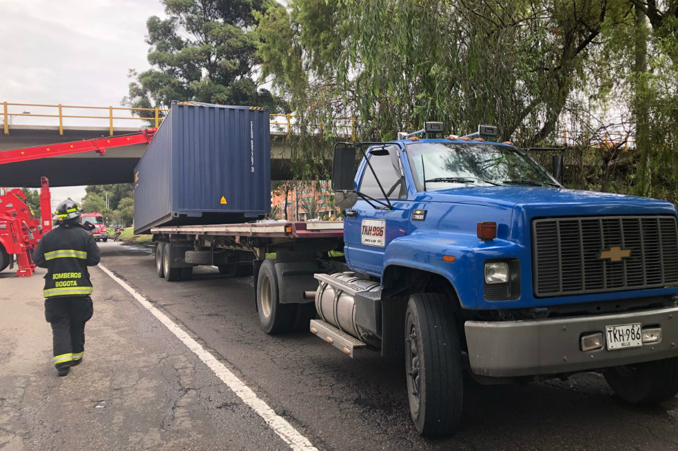 Tractomula se atascó en la Autopista Norte