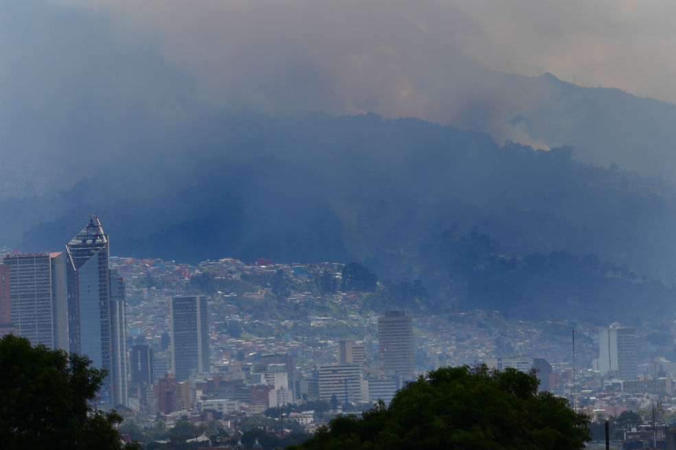 Vuelve y juega: incendio forestal afecta cerros orientales de Bogotá