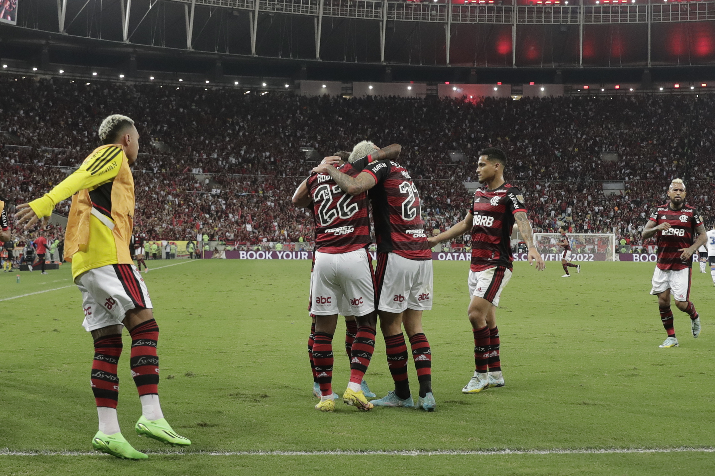 AMDEP6265. RÍO DE JANEIRO (BRASIL), 07/09/2022.- Pedro Guilherme (c-d) de Flamengo celebra un gol hoy, en un partido de las semifinales de la Copa Libertadores entre Flamengo y Vélez en el estadio Maracaná en Río de Janeiro (Brasil). EFE/Antonio Lacerda