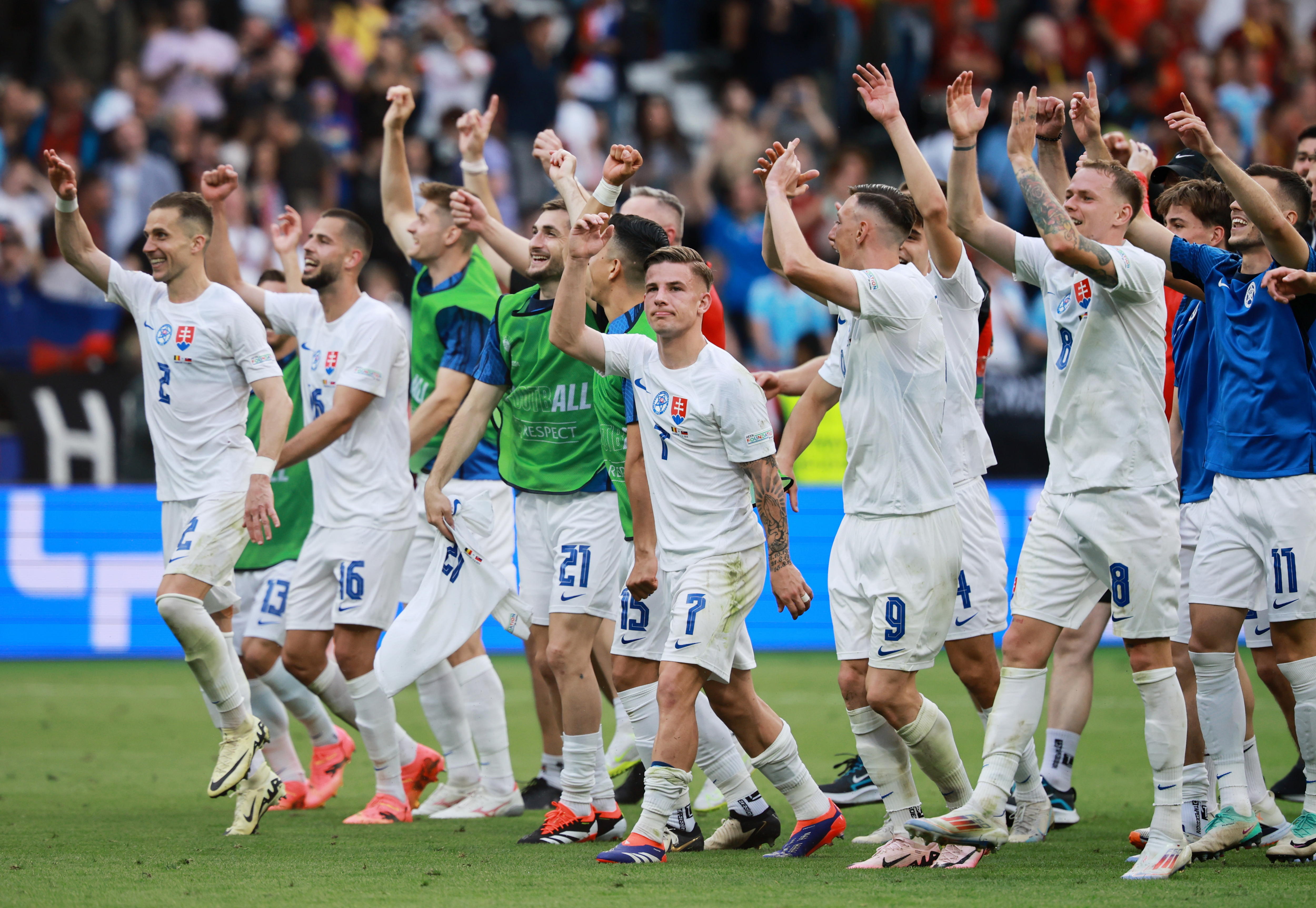 Frankfurt Am Main (Germany), 17/06/2024.- Slovakia players celebrate with fans after winning the UEFA EURO 2024 group E match between Belgium and Slovakia, in Frankfurt Main, Germany, 17 June 2024. (Bélgica, Alemania, Eslovaquia) EFE/EPA/CLEMENS BILAN