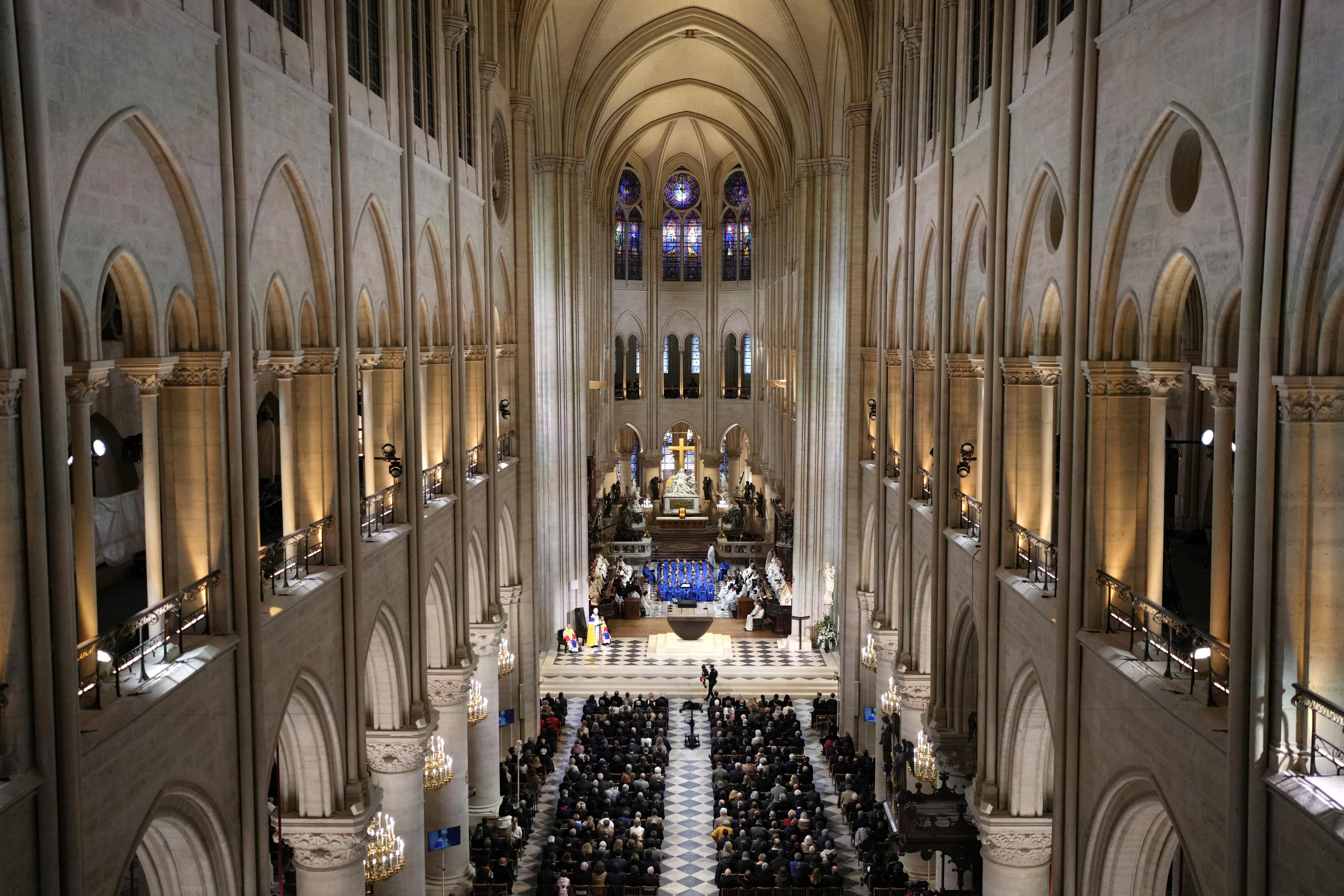 Paris (France), 07/12/2024.- Guests attend the service inside the Notre Dame de Paris cathedral, during a ceremony marking its official reopening, in Paris, France, 07 December 2024. The Notre Dame de Paris Cathedral reopens on 07 December after nearly six years of renovation work following its destruction by a fire on 15 April 2019. (Francia) EFE/EPA/THIBAULT CAMUS / POOL MAXPPP OUT