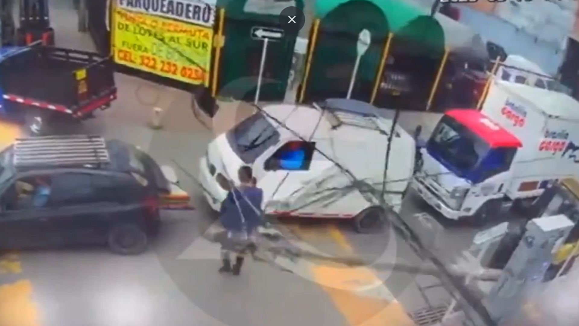 Hombre se salvó por segundos de ser aplastado por un poste en Kennedy