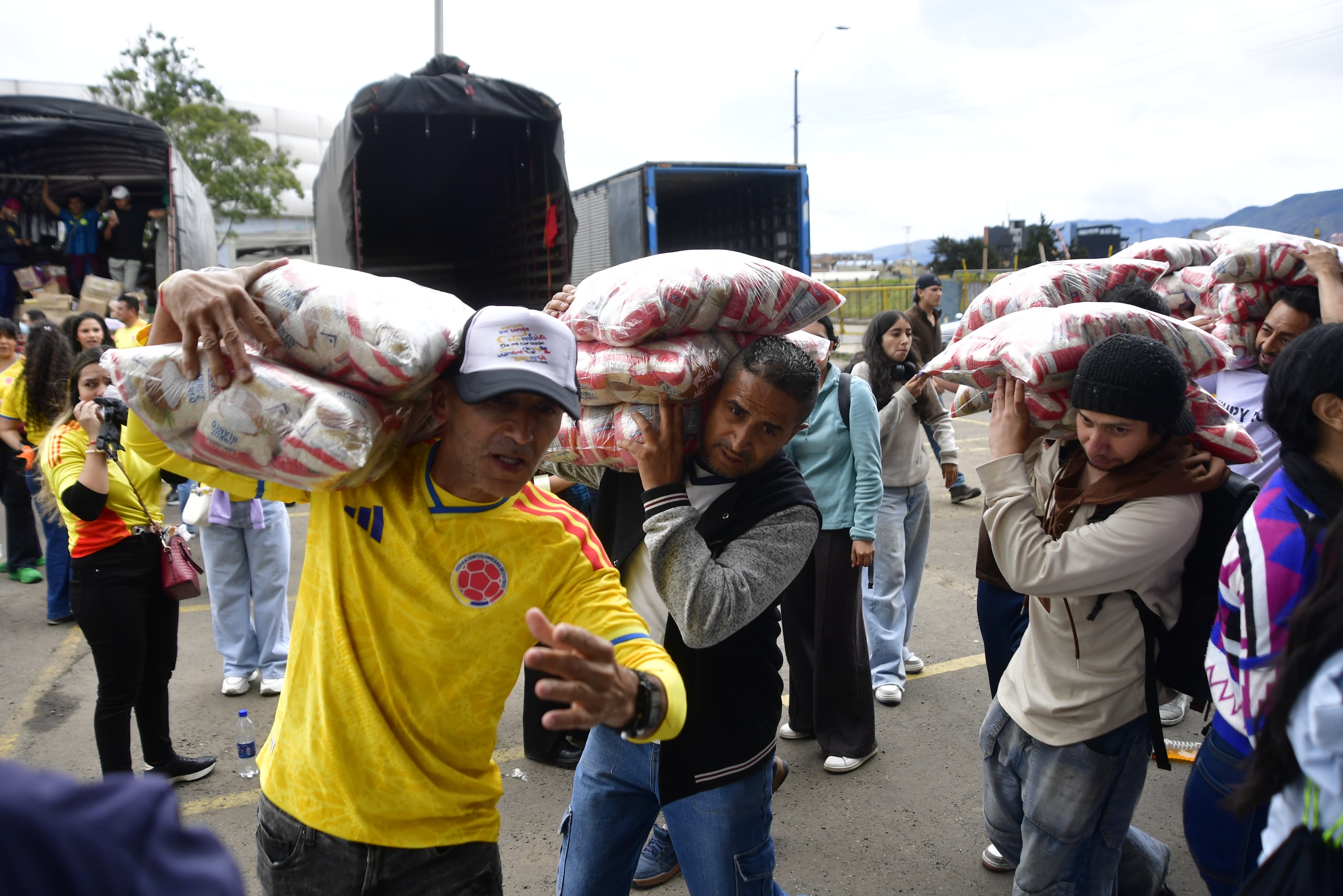 Grupos de voluntarios se organizaron durante la jornada para descargar los vehículos que llegaron cargados de donaciones.