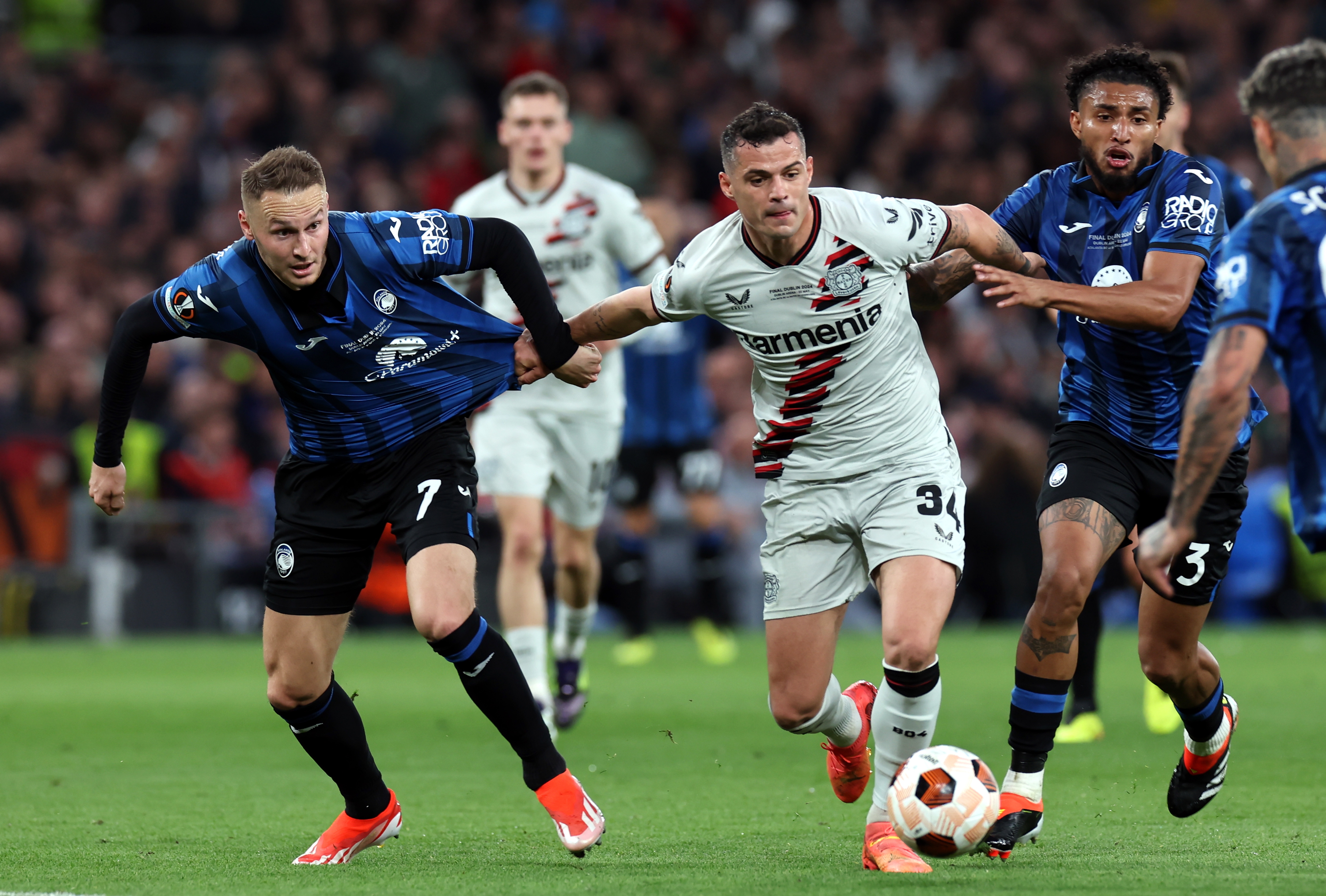 Dublin (Ireland), 22/05/2024.- Teun Koopmeiners (L) and Ederson (R) of Atalanta and Granit Xhaka of Leverkusen in action during the UEFA Europa League Final soccer match of Atalanta BC against Bayer 04 Leverkusen, in Dublin, Ireland, 22 May 2024. (Irlanda) EFE/EPA/DAMIEN EAGERS