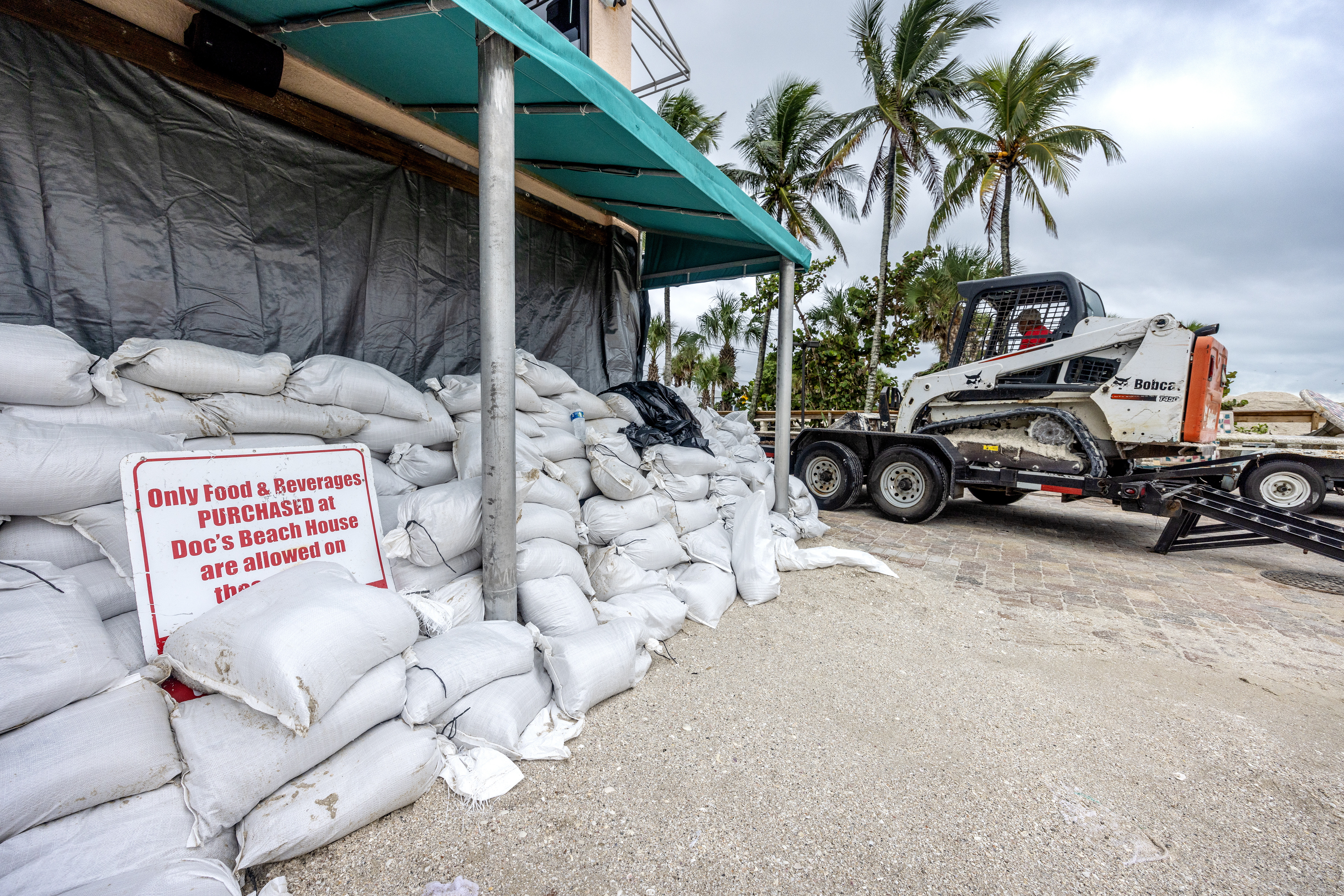 Fort Myers (United States), 08/10/2024.- A restaurant is surrounded by sand bags as the city prepares for Hurricane Milton in Bonita Beach, Florida, USA, 08 October 2024. According to the National Hurricane Center's Live Hurricane Tracker, Hurricane Milton is set to make landfall on the west coast of Florida on the evening of 09 October. After rapidly intensifying into a Category 5 storm on 07 October, Milton is expected to weaken as it reaches shore but will still bring significant weather impacts across the state. (tormenta) EFE/EPA/CRISTOBAL HERRERA-ULASHKEVICH