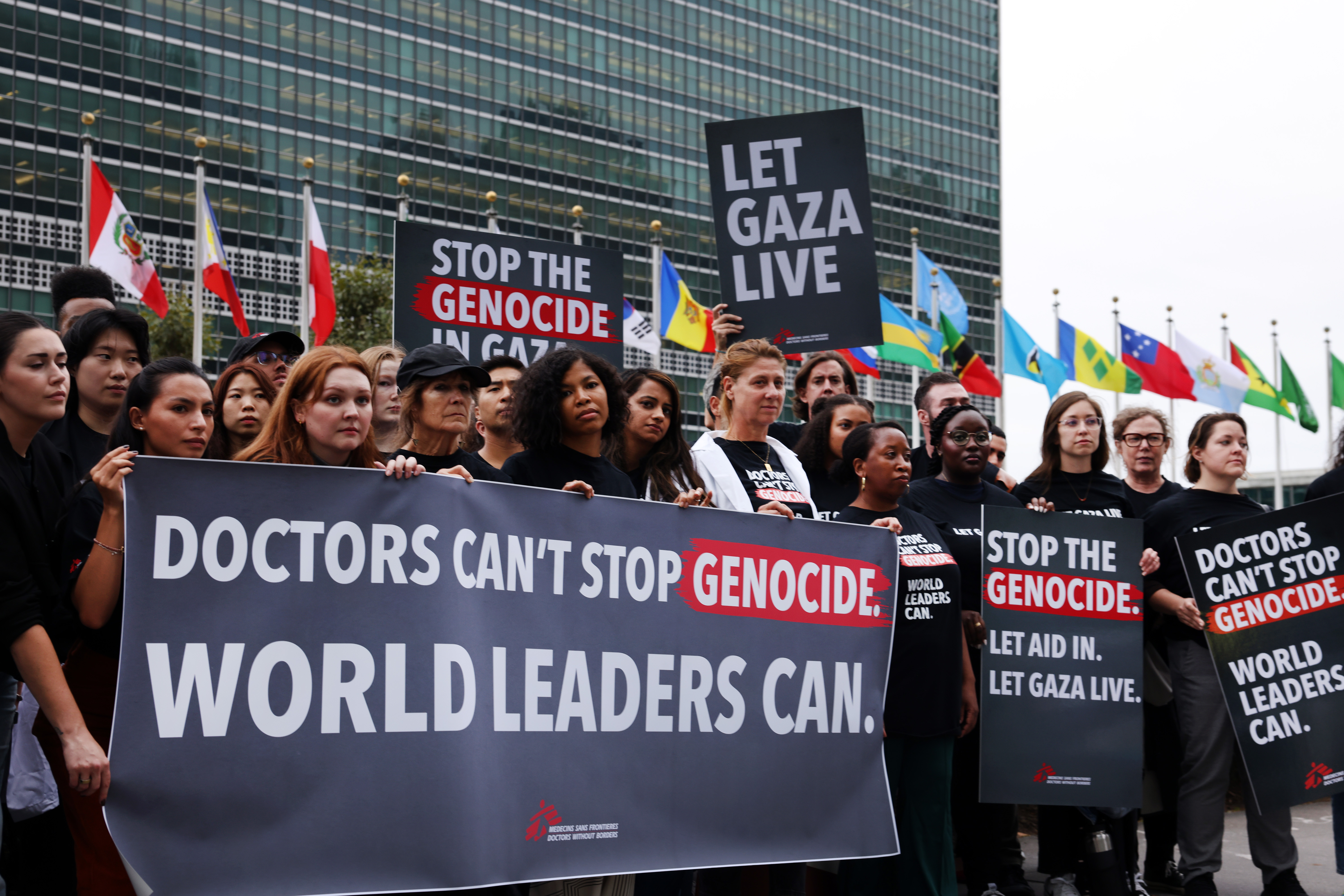 Con la Asamblea General de la ONU en marcha, el personal de MSF y sus simpatizantes se reúnen frente a la sede de la ONU en Nueva York para instar a los líderes mundiales a actuar y poner fin al genocidio en Gaza. Nueva York, EE. UU., septiembre de 2025.