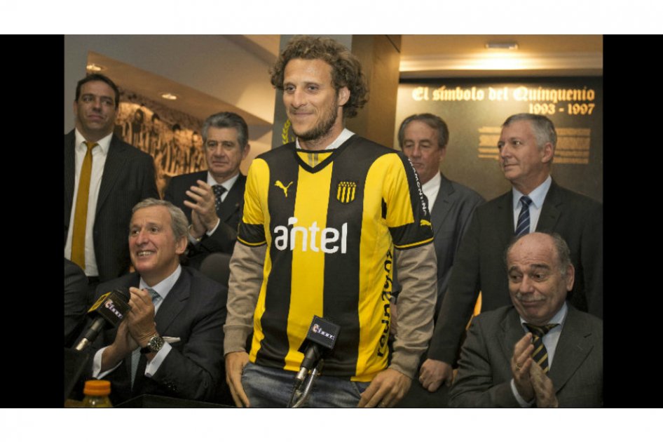 Forlán, en proceso de adaptación al «muy diferente» fútbol uruguayo