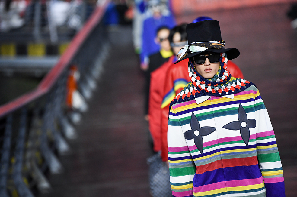 La moda vuelve a lo real con un desfile de Louis Vuitton en Shanghái