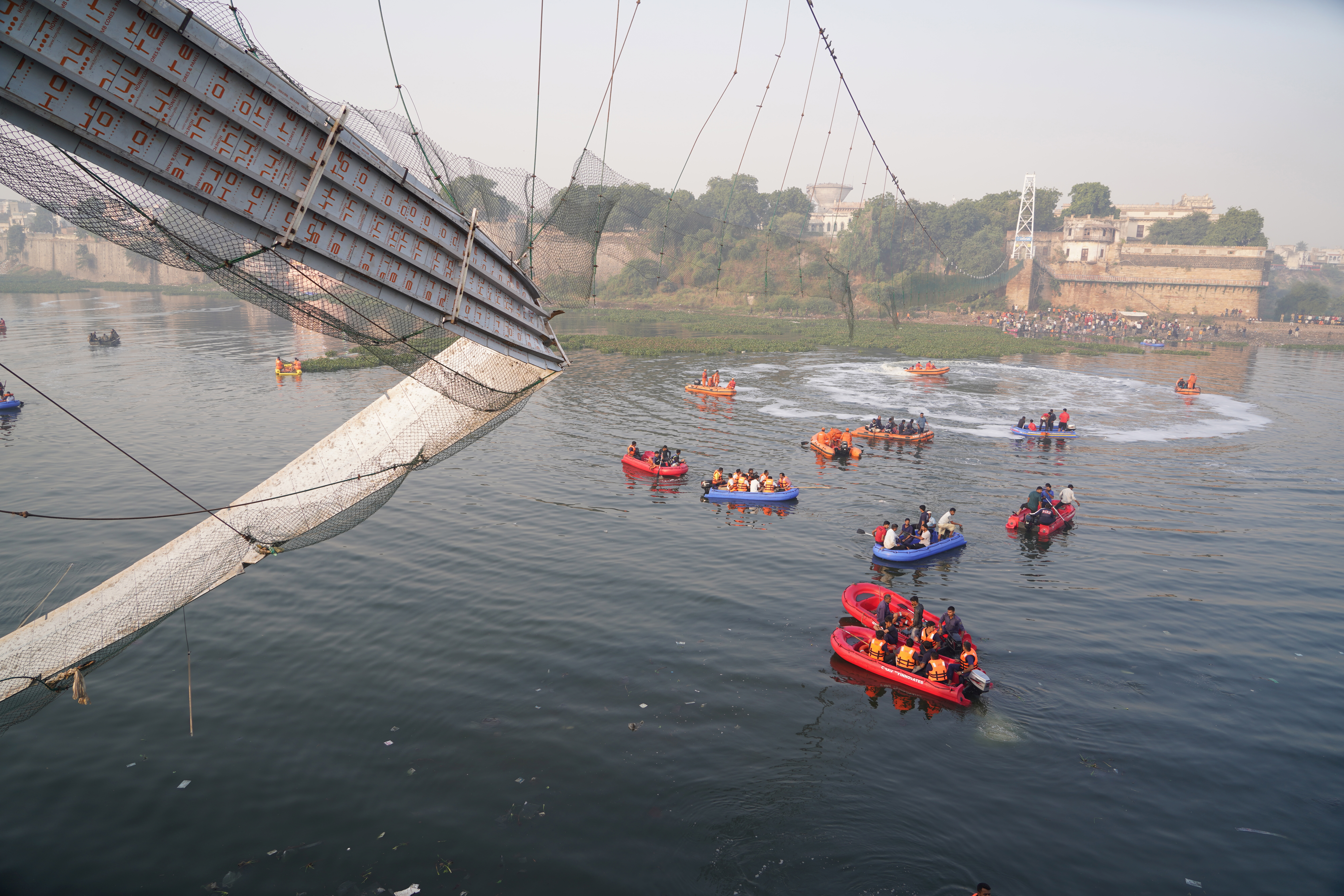 Van 141 muertos por derrumbe de un puente colgante en India; ya hay nueve detenidos