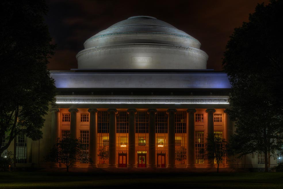Harvard y MIT son acusadas de discriminación a sordos