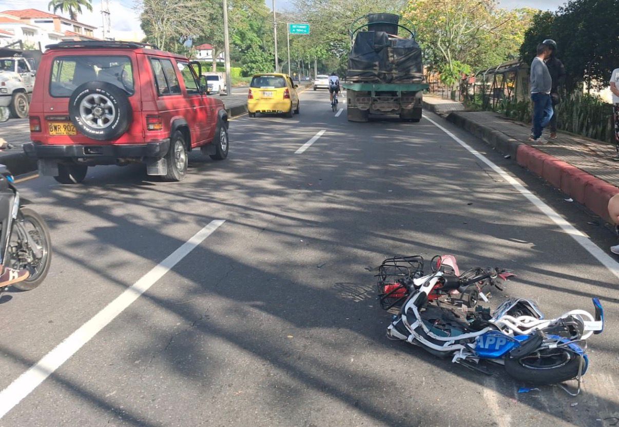 Tractocamión arrolló a mujer y menor de edad que iban en bicicleta eléctrica en Ibagué