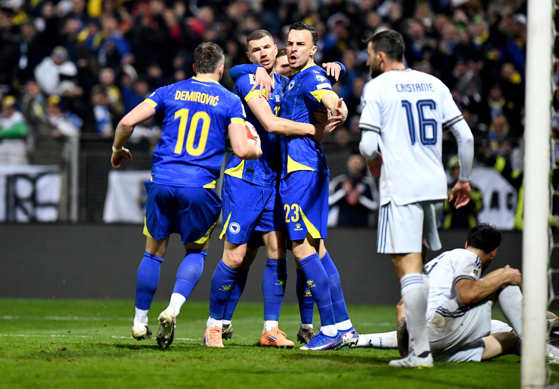 Zenica (Bosnia and Herzegovina), 31/03/2026.- Haris Tabakovic (R) of Bosnia and Herzegovina celebrates with teammates Edin Dzeko and Ermedin Demirovic (L) after the scoring the 1-1 during the FIFA World Cup 2026 European playoff match between Bosnia and Herzegovina and Italy in Zenica, Bosnia and Herzegovina, 31 March 2026. (Mundial de Fútbol, Bosnia-Herzegovina, Italia) EFE/EPA/NIDAL SALJIC
