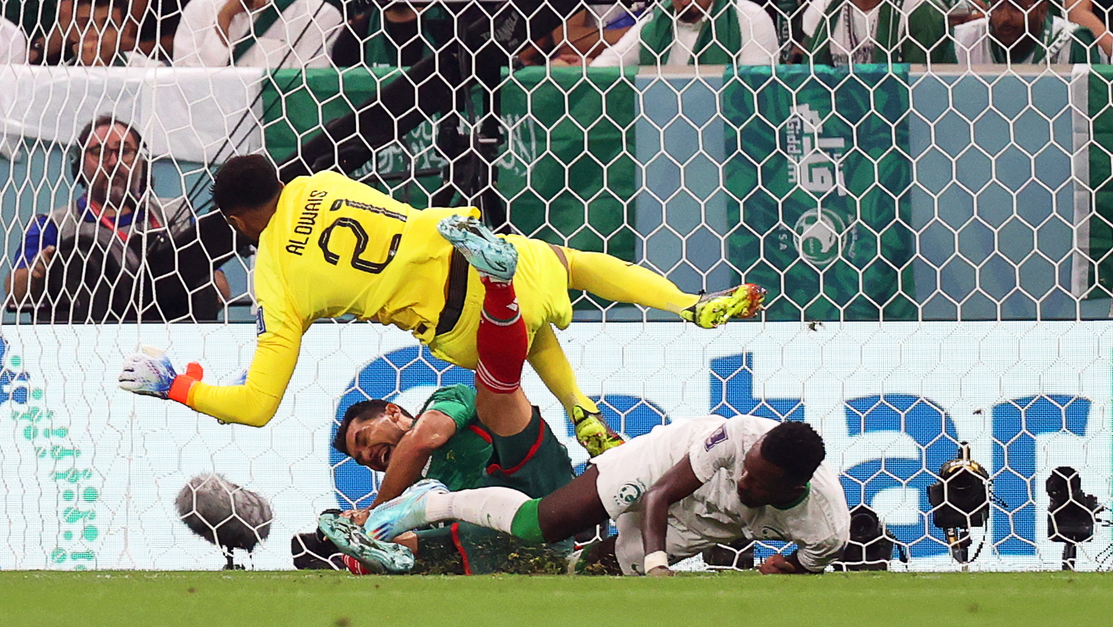 Lusail (Qatar), 30/11/2022.- Saudi Arabia's goalkeeper Mohammed Al-Owais (up) in action during the FIFA World Cup 2022 group C soccer match between Saudi Arabia and Mexico at Lusail Stadium in Lusail, Qatar, 30 November 2022. (Mundial de Fútbol, Arabia Saudita, Estados Unidos, Catar) EFE/EPA/Abedin Taherkenareh