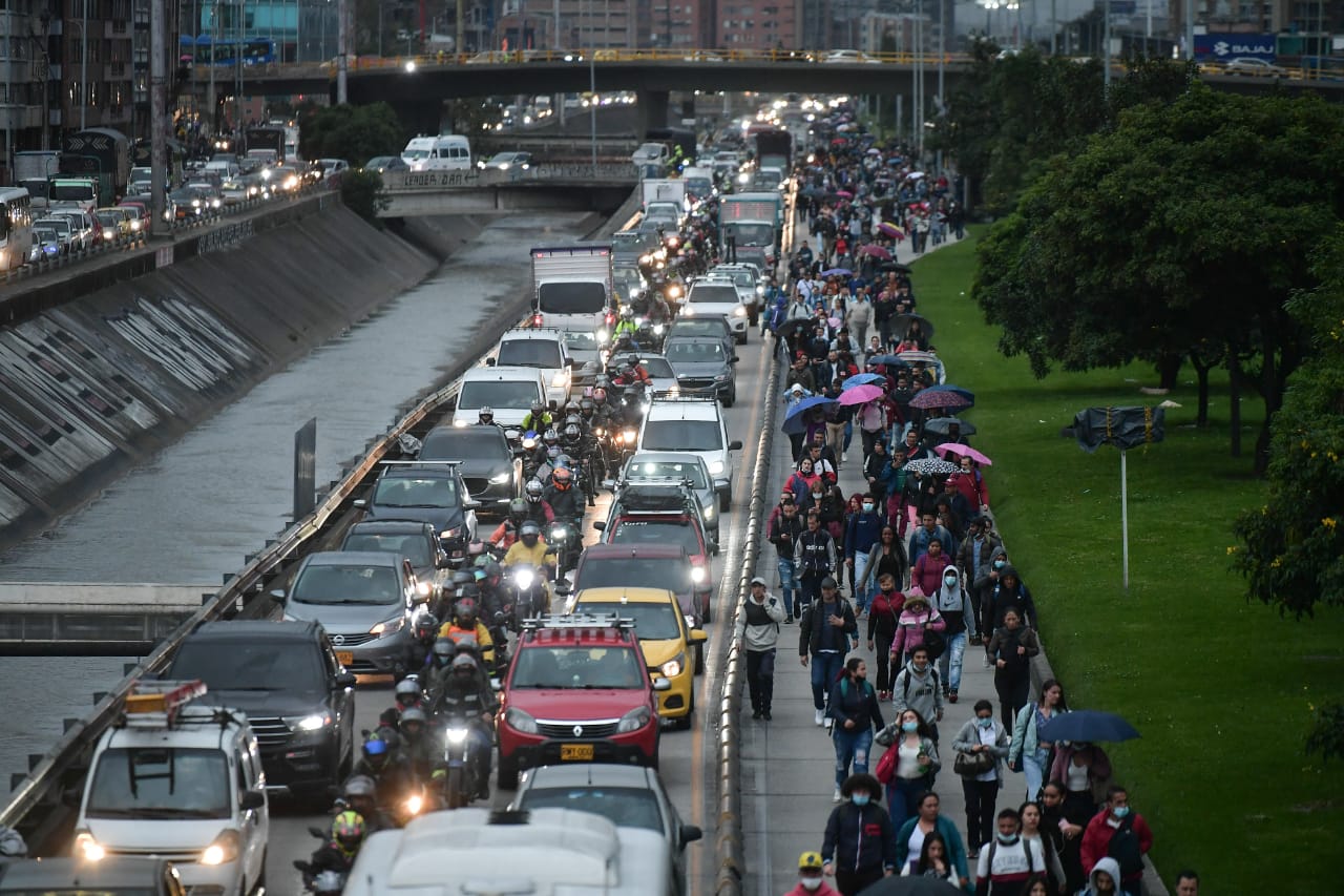 Miles de personas tuvieron que caminar a sus destinos por las protestas en la avenida NQS.