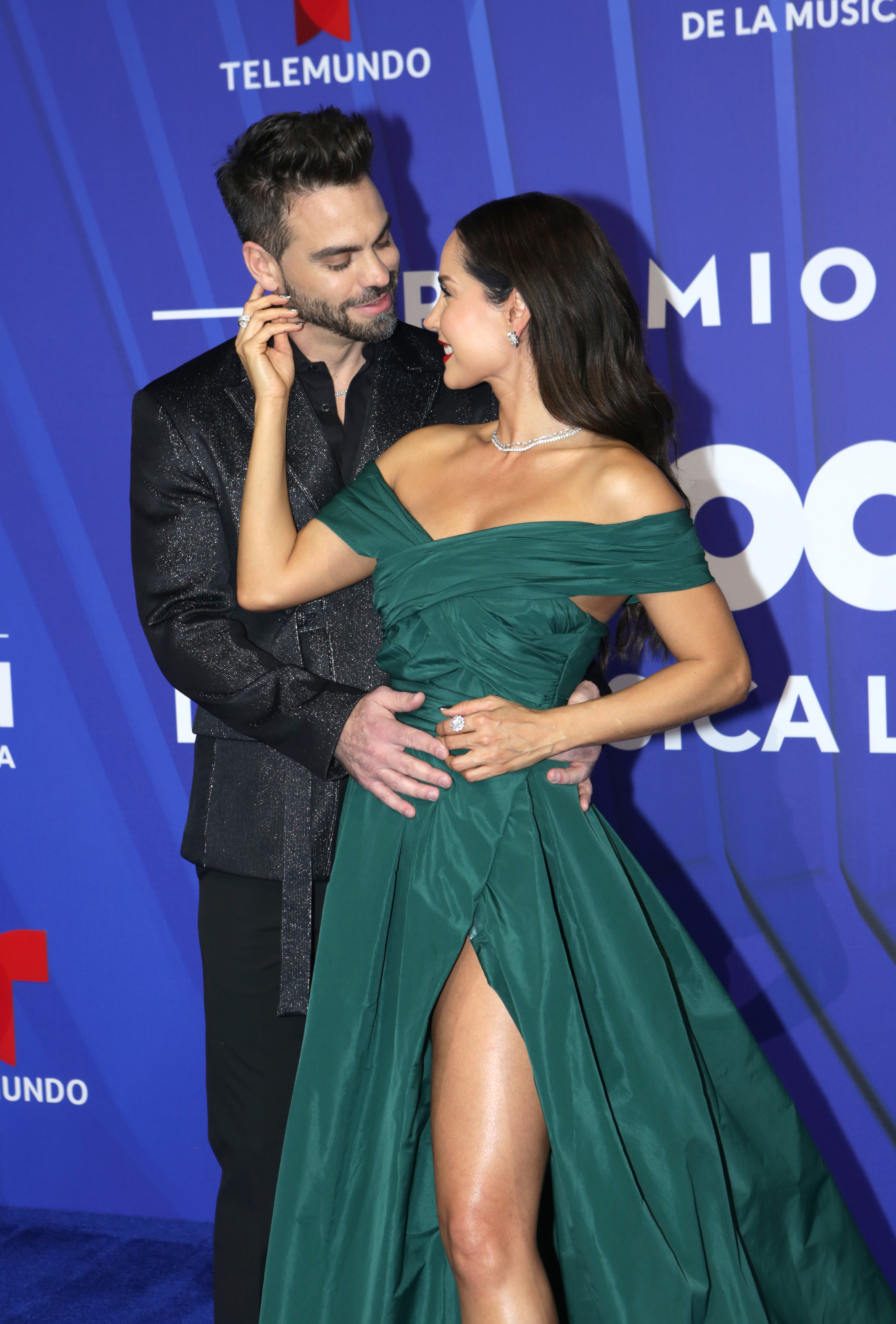 USA7898. MIAMI BEACH (ESTADOS UNIDOS), 17/10/2024.- La actriz y modelo colombiana Carmen Villalobos posa con su pareja el periodista de Telemundo Frederik Oldenburg, en la alfombra azul de los premios Billboard de la Música Latina, este jueves en el Jackie Gleason Theatre, en Miami Beach (Estados Unidos). La alfombra azul de los Latin Billboards de 2024 fue una explosión de negro, con ligeros toques monocromáticos, interrumpidos por momentos por efectos metálicos y estructuras inesperadas. EFE/ Marlon Pacheco