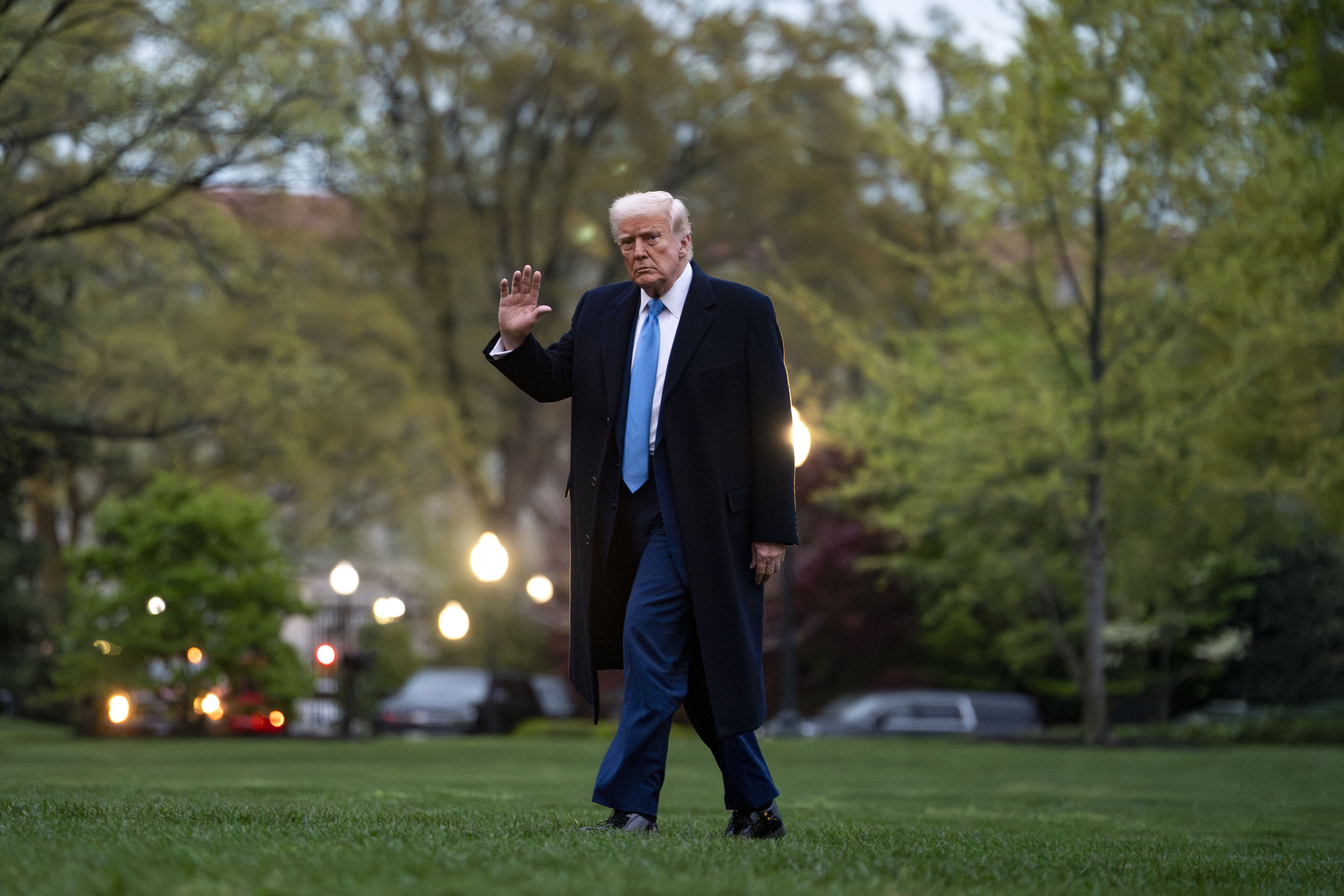 WASHINGTON (United States), 06/04/2025.- US President Donald Trump waves while crossing the South Lawn after exiting Marine One at White House in Washington, DC, USA, on 06 April 2025. Trump is returning from Florida. EFE/EPA/BONNIE CASH / POOL