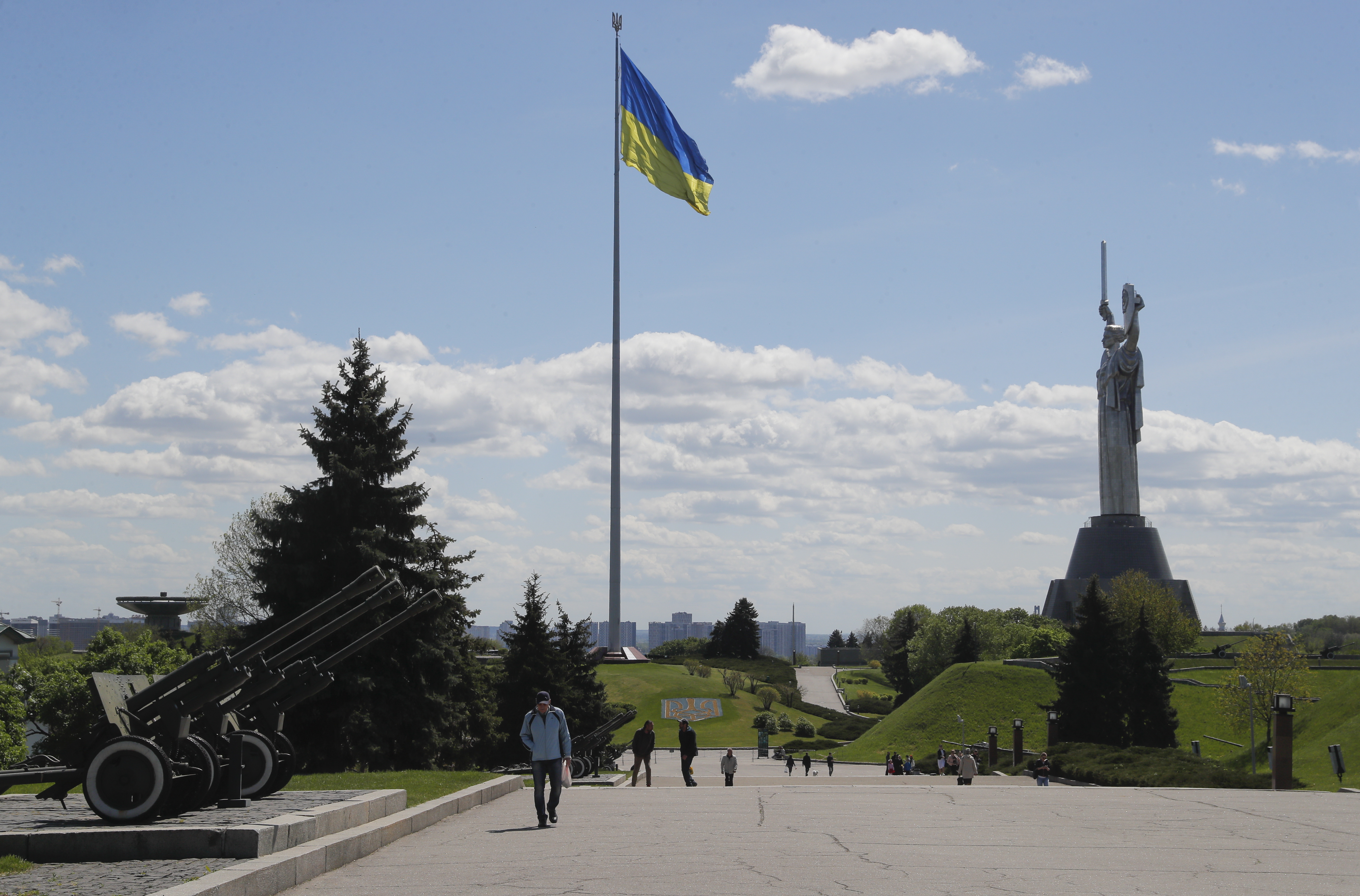Kyiv (Ukraine), 09/05/2022.- The Motherland monument in the open-air memorial museum of WWII during Victory Day celebrations in Kyiv (Kiev), Ukraine, 09 May 2022. Several countries mark the 77th anniversary of Victory Day, the unconditional surrender of Nazi Germany on 08 May 1945 and the Allied Forces' victory, which marked the end of World War II in Europe. (Abierto, Alemania, Ucrania) EFE/EPA/SERGEY DOLZHENKO