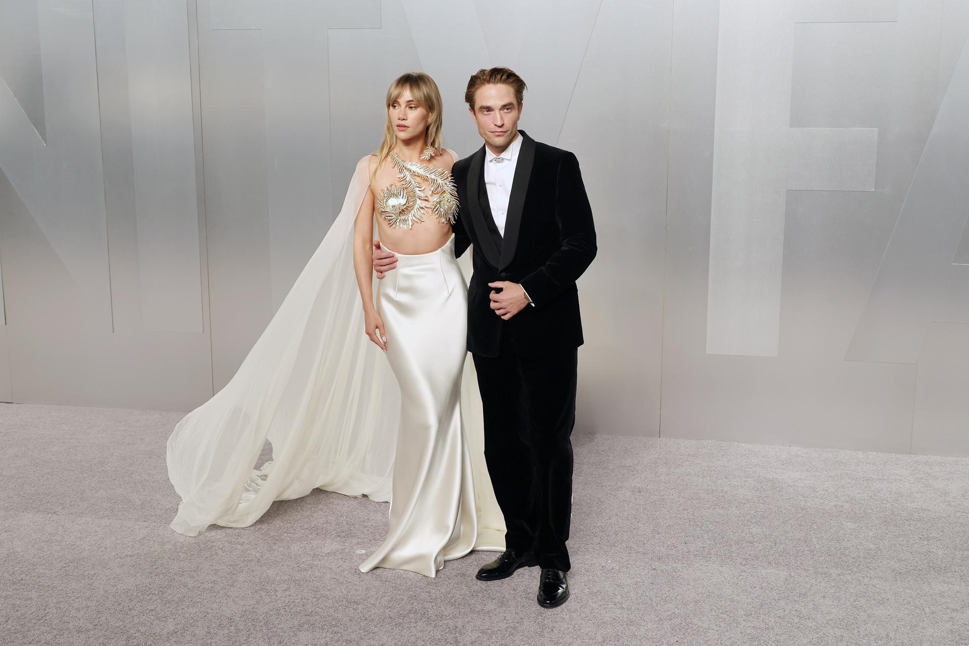 Los Angeles (United States), 16/03/2026.- Suki Waterhouse (L) and Robert Pattinson arrive at the 2026 Vanity Fair Oscar Party following the 98th annual Academy Awards ceremony at LACMA in Los Angeles, California, USA, 15 March 2026. The Oscars honor outstanding individual and collective achievements in filmmaking across 24 categories. EFE/EPA/NINA PROMMER