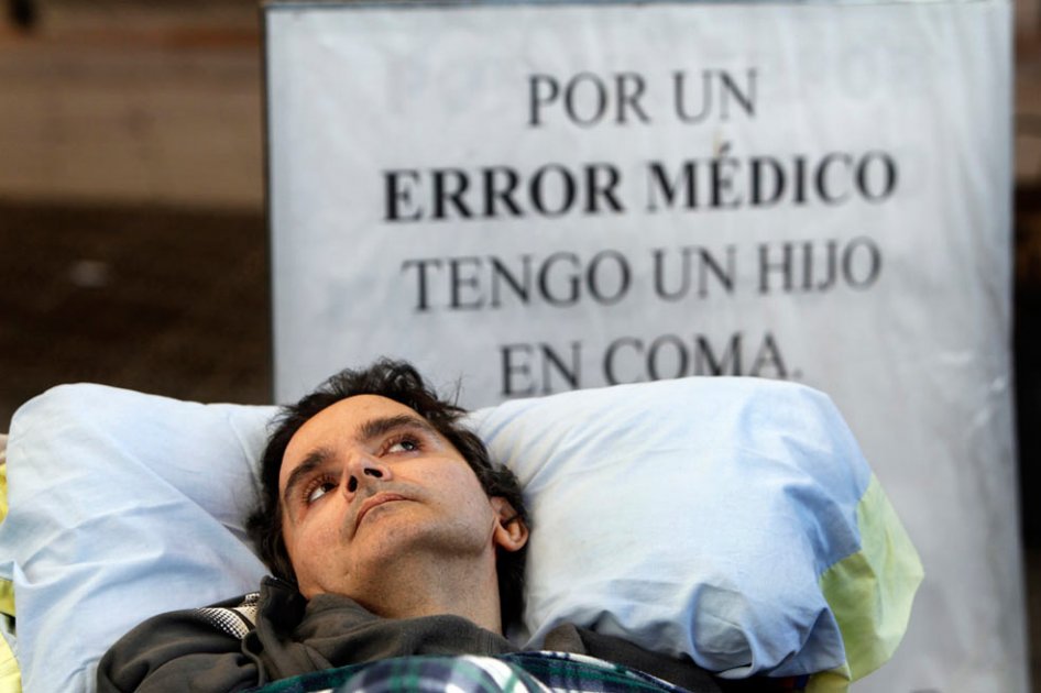 Muere hombre que pasó 23 años en coma tras una cirugía estética