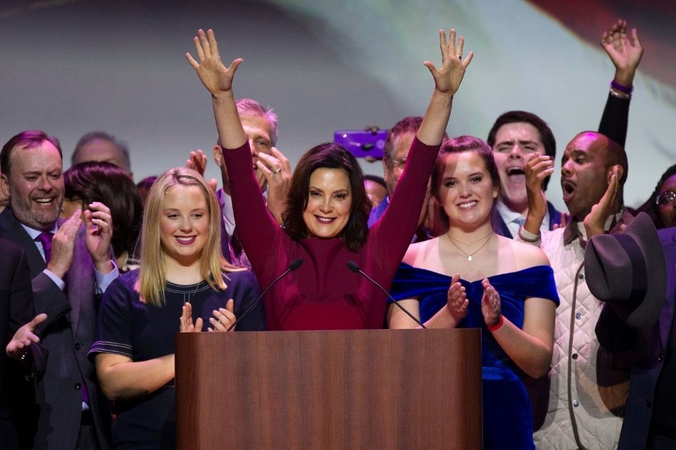 La gobernadora de Michigan, la demócrata Gretchen Whitmer, ha recibido varias amenazas de extremistas de derecha debido a su manejo de la pandemia por adoptar medidas como el cierre de locales y el uso obligatorio del tapabocas.