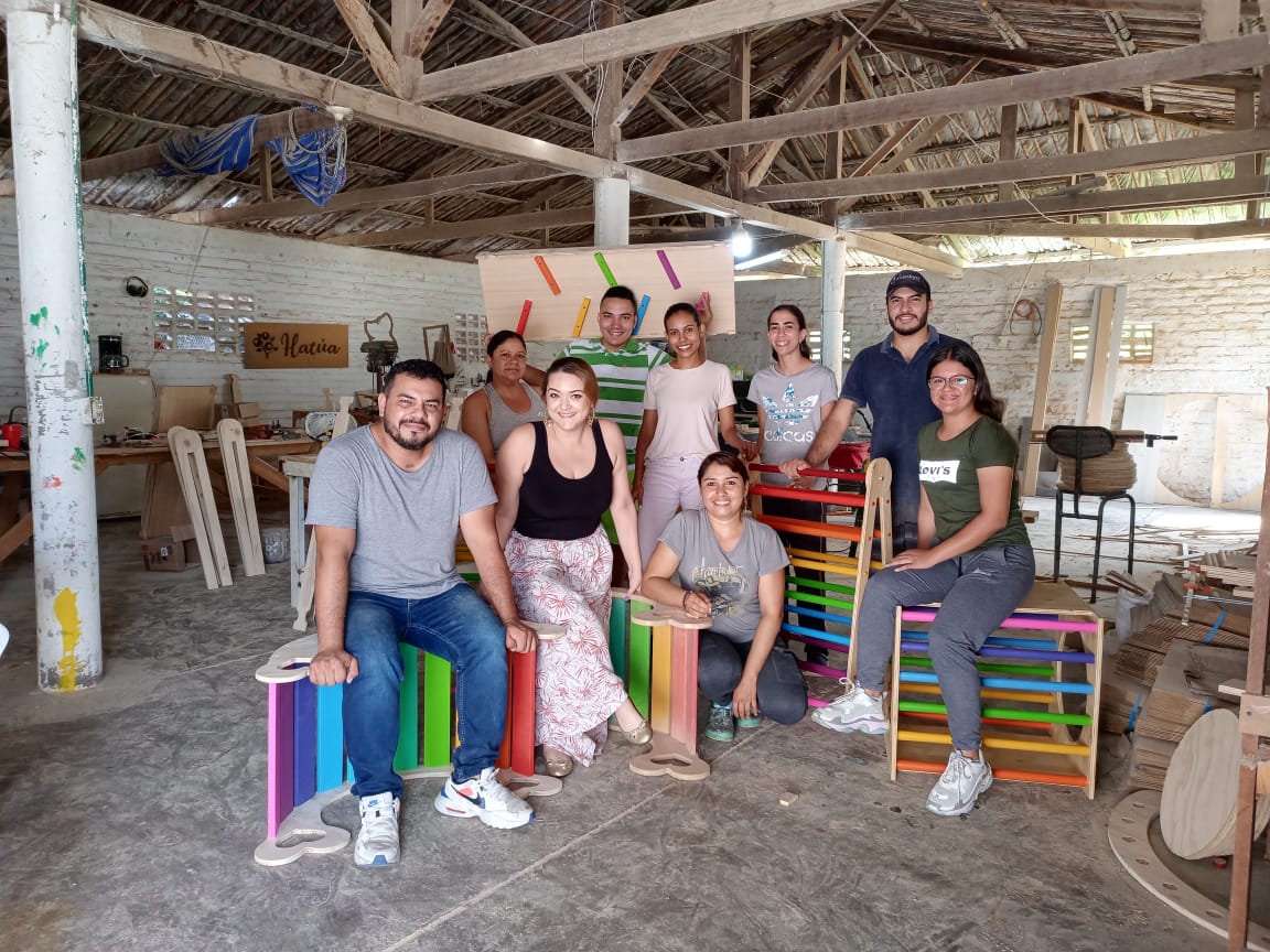 Ellos fabrican juguetes de madera que desarrollan habilidades en los niños