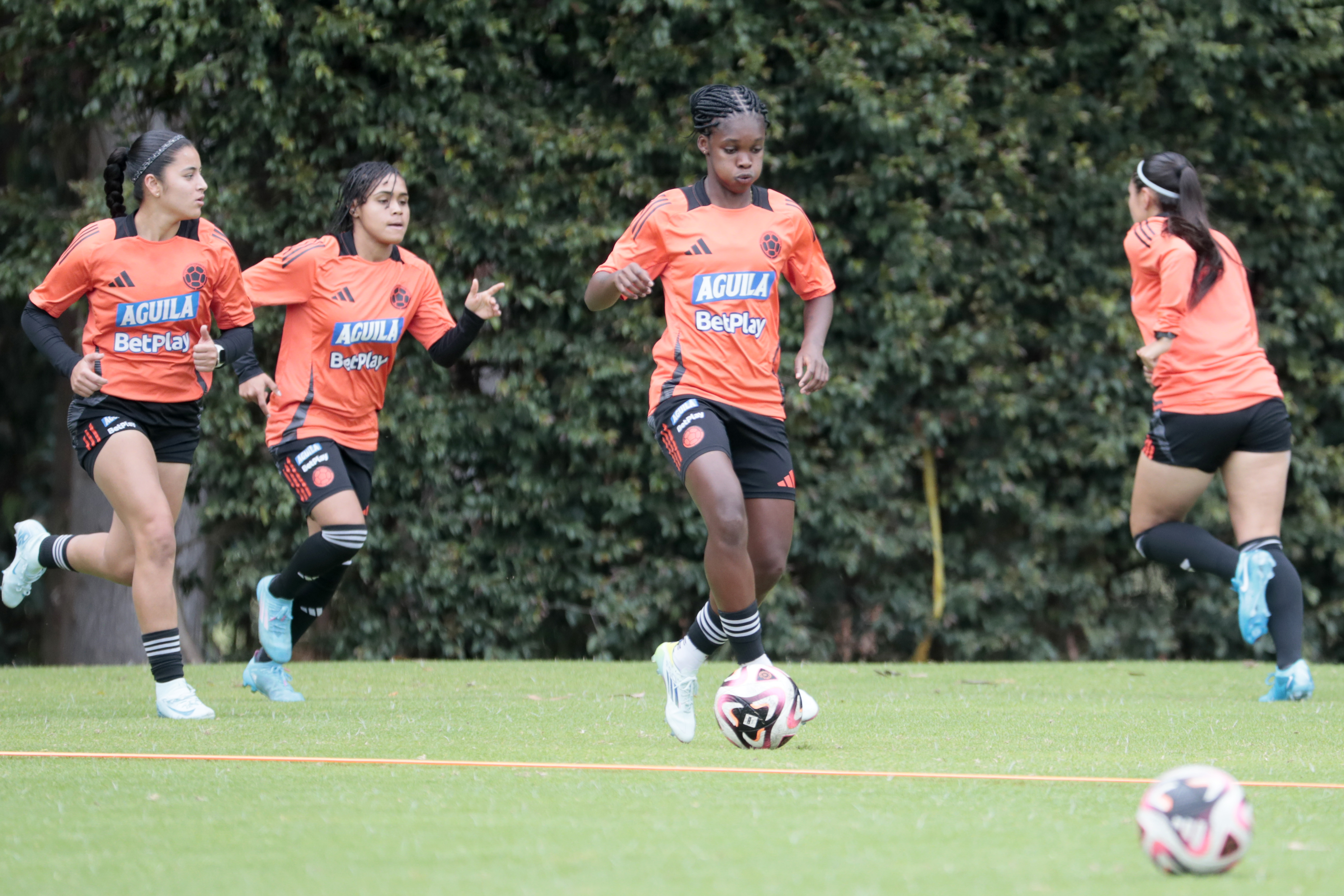 AME3453. SOPÓ (COLOMBIA), 26/08/2024.- La jugadora de la selección de fútbol femenina sub-20 de Colombia, Linda Caicedo (c), corre por el balón en un entrenamiento este lunes, en Sopó (Colombia). EFE/ Carlos Ortega