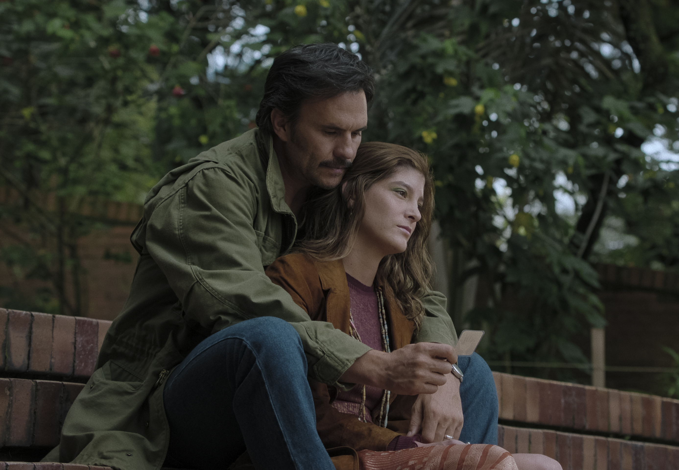 En la novela, la historia de Agustina y Aguilar se entrelaza constantemente con la de otros miembros y allegados de la familia Londoño.