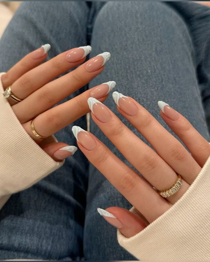 Diseño de uñas estilo francés.