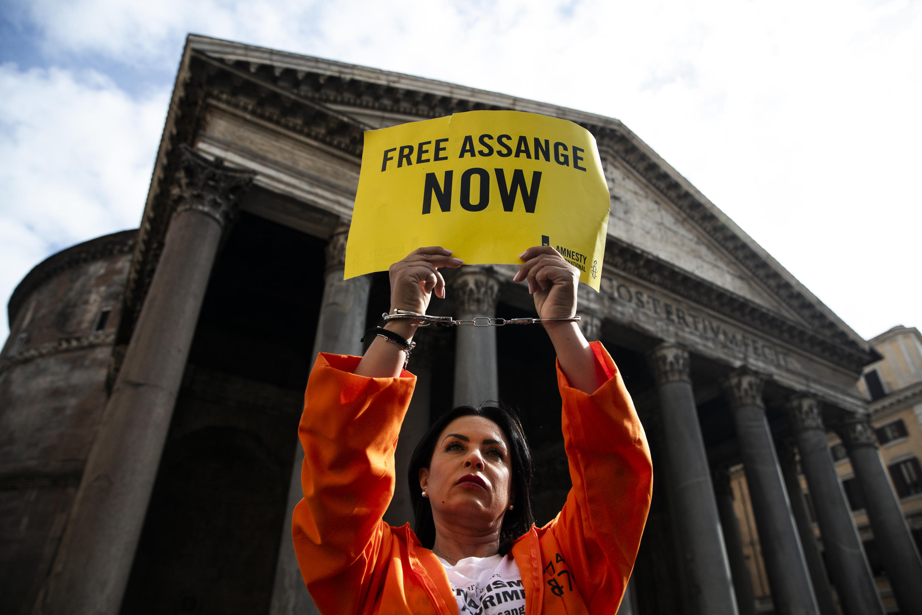 Rome (Italy), 19/05/2024.- A protester holds a placard as people gather in a protest in favor of Julian Assange on the eve of the decision of the London High Court on the extradition to the United States of the founder of WikiLeaks, at the Pantheon, Rome, Italy, 19 May 2024. The verdict on Julian Assange's latest extradition hearing at London's High Court is expected to be given on 20 May 2024. Julian Assange is facing 175 years in a US prison if the hearing goes against him. (Protestas, Italia, Estados Unidos, Londres, Roma) EFE/EPA/ANGELO CARCONI