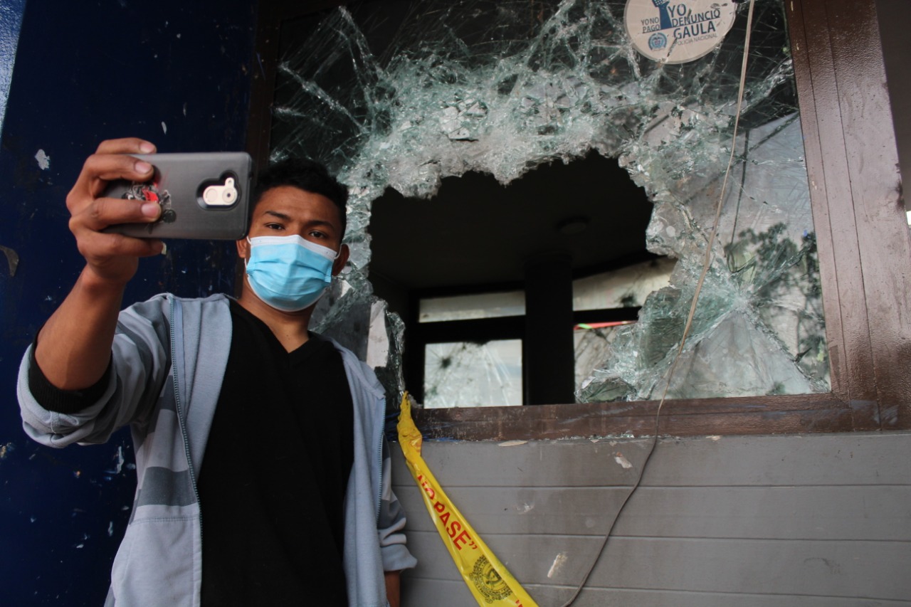 Algunos de los habitantes de los barrios en donde los CAI fueron vandalizados, fueron hasta el sitio y ayudaron a recoger y limpiar lo que el desastre dejó.