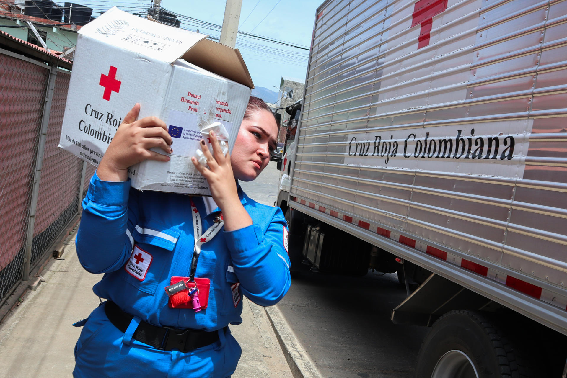 FOTODELDÍA AME4941. CÚCUTA (COLOMBIA), 26/06/2026.- Una integrante de la Cruz Roja colombiana organiza donaciones en un centro de acopio este viernes, en Cúcuta (Colombia). Desde la ciudad colombiana de Cúcuta, principal paso fronterizo con Venezuela, fueron despachadas 15 toneladas de ayuda humanitaria para los damnificados por los terremotos ocurridos en Venezuela el pasado miércoles. EFE/ Mario Caicedo
