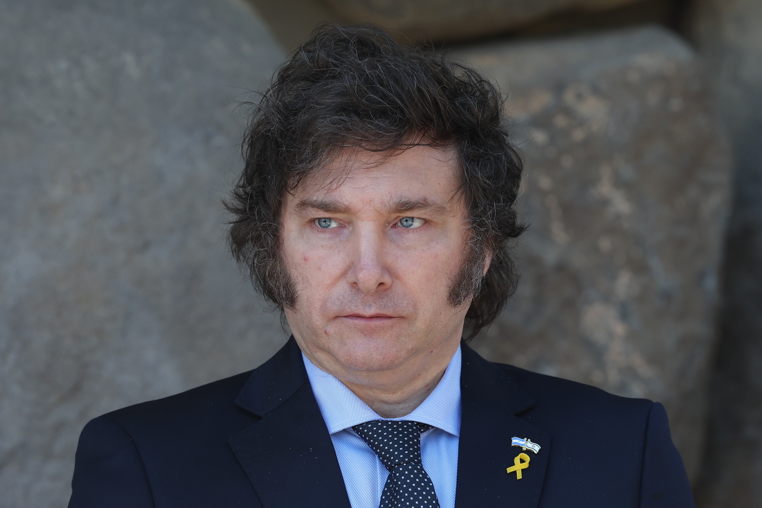 Jerusalem (Ó-), 07/02/2024.- Argentinian President Javier Milei looks on during a visit at the Yad Vashem Holocaust memorial museum in Jerusalem, 07 February 2024. Milei is on an official visit, the first as President of Argentina, to meet with Israeli Prime Minister Benjamin Netanyahu and attend commemorative events for the Oct 7 Hamas attacks. (Jerusalén) EFE/EPA/ABIR SULTAN