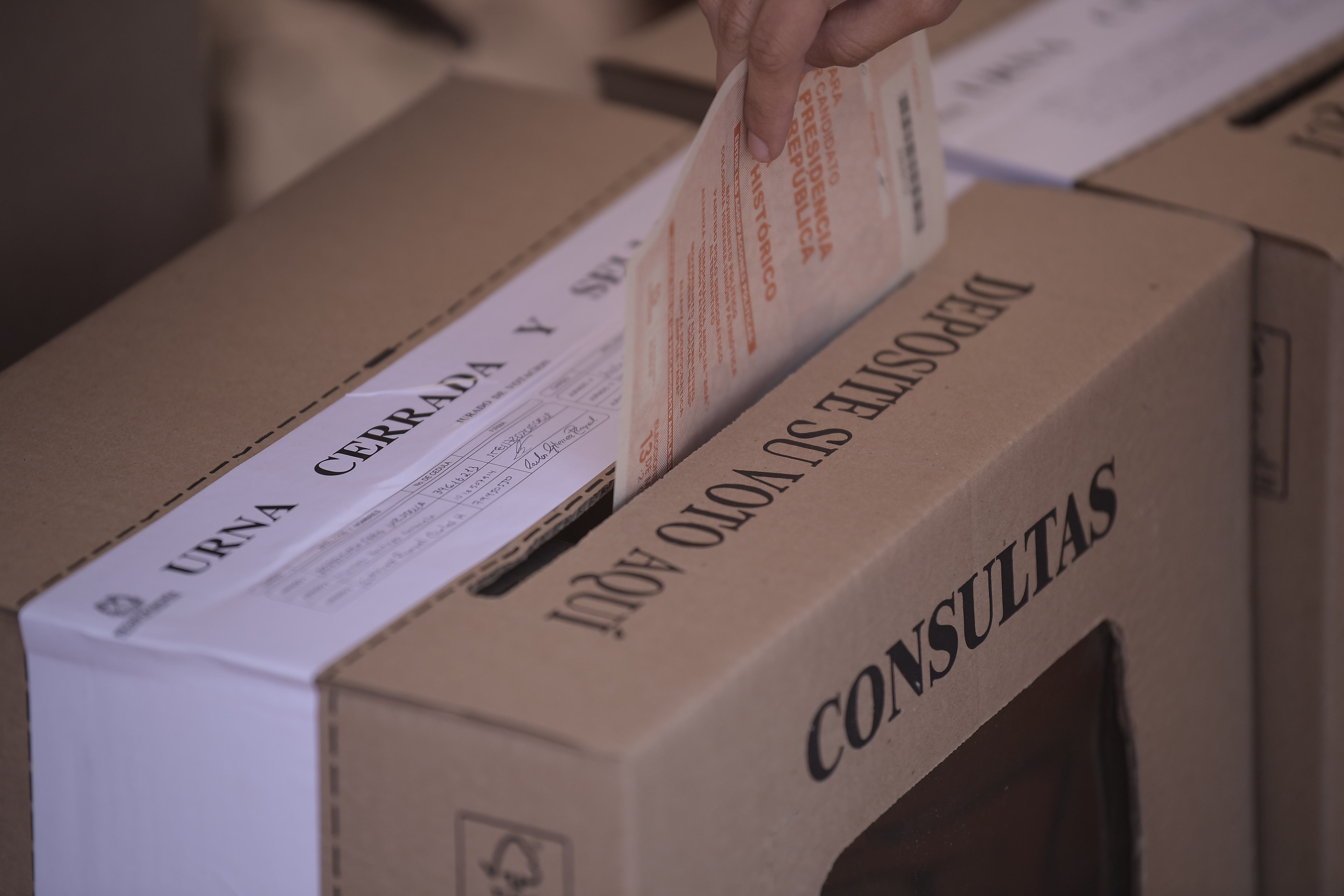 El 62 % de los colombianos creen que la democracia se está debilitando: encuesta Invamer