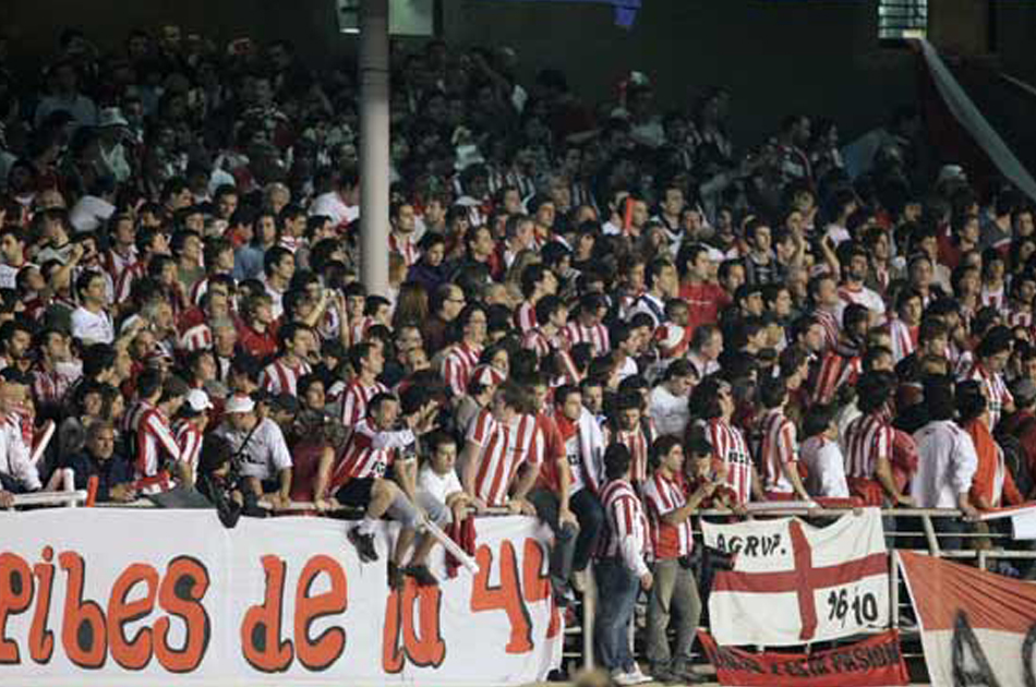 Violencia en el fútbol argentino: un muerto dejó el partido entre Estudiantes – Lanus