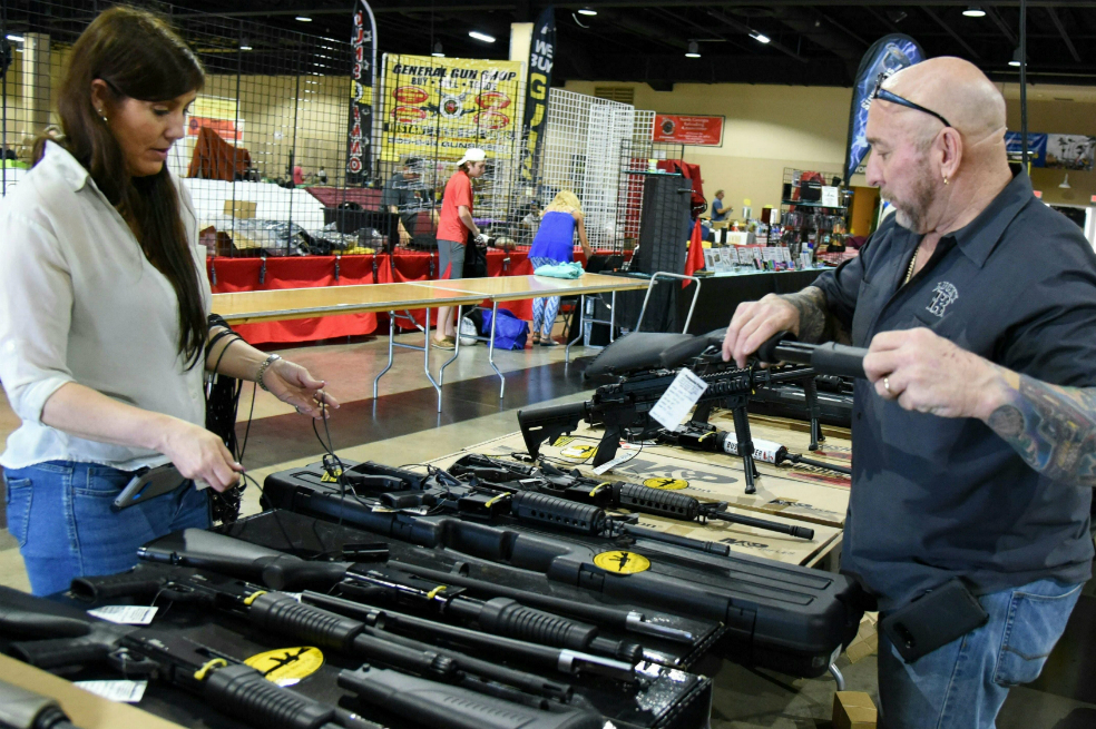 A solo tres días de la matanza en Parkland, Florida inaugura feria de armas