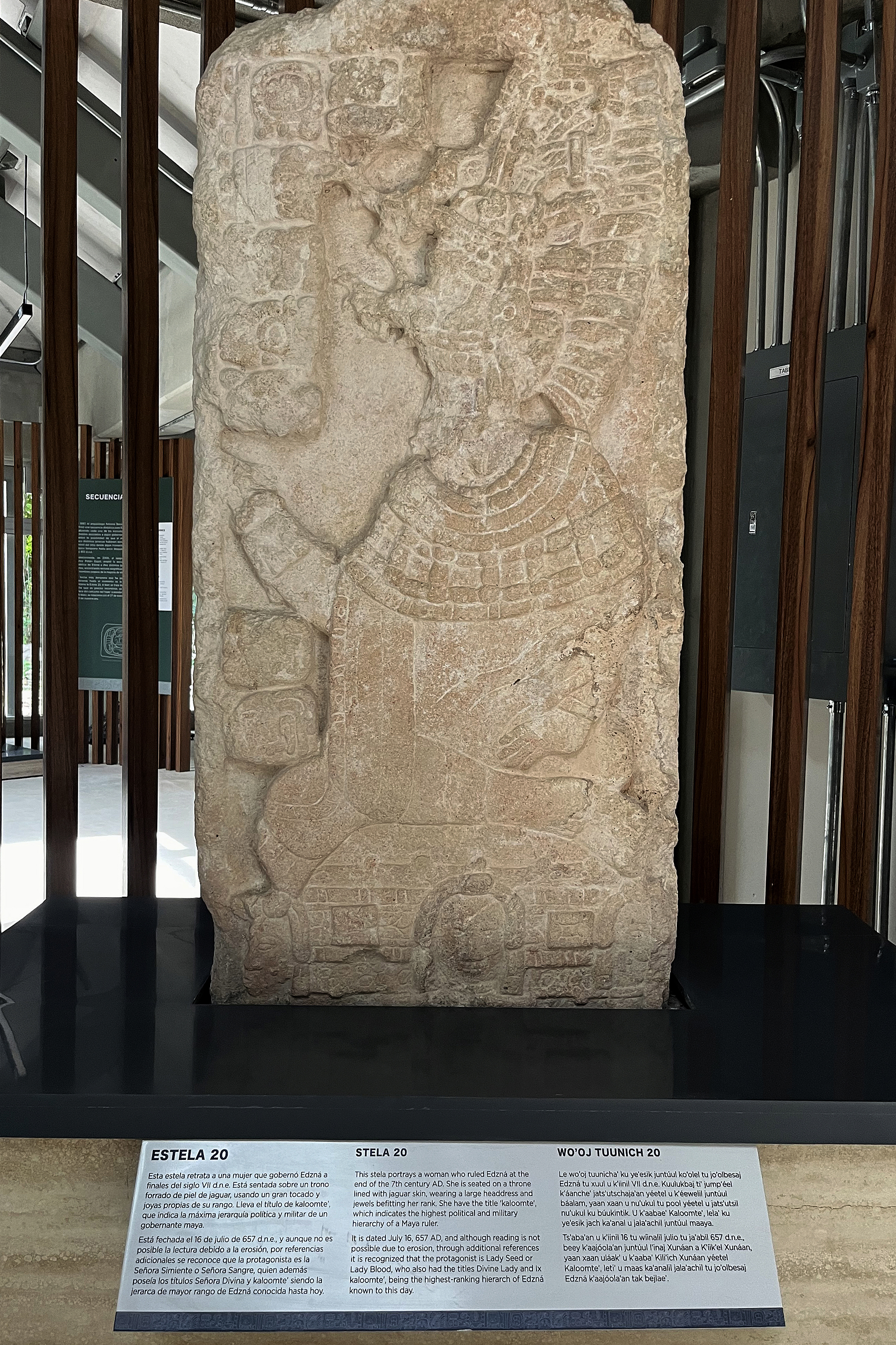 MEX4537. CALAKMUL (MÉXICO), 27/07/2024.- Fotografía de una Estela (monumento) arqueológica que se exhibe en el Museo de Sitio Edzná, este sábado, en el municipio de Calakmul (México). El sitio arqueológico de Calakmul, ubicado en Campeche, en el sureste de México, registra un incremento de turistas que llegan por el Tren Maya para conocer los secretos del ‘Reino de la serpiente’ y otros hallazgos de la cultura maya que se exhiben en el Museo de Sitio Edzná. EFE/ Martha López