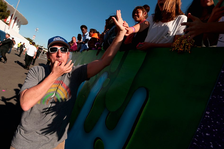 Actores se retiran del set de Adam Sandler por racista