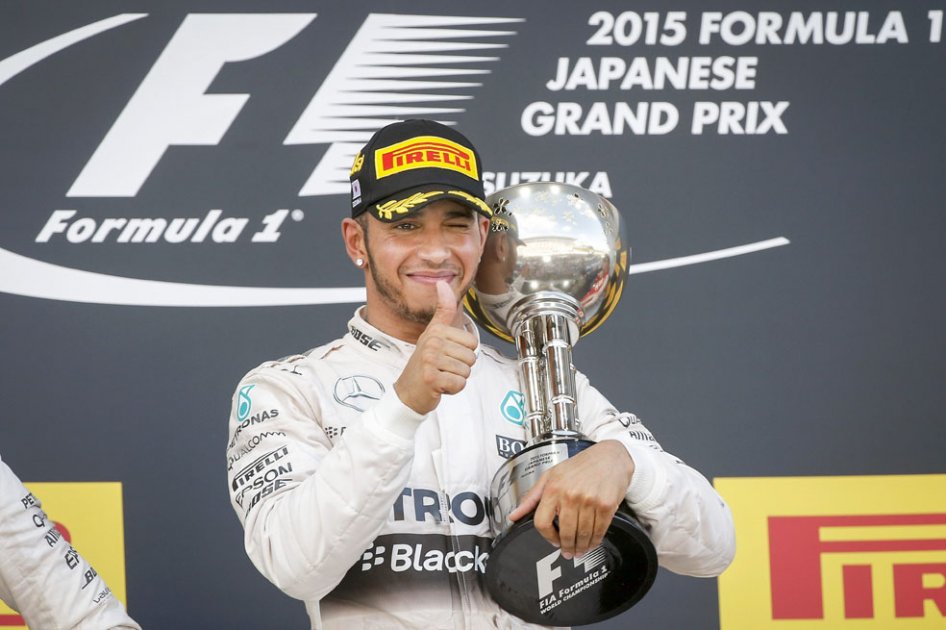 Lewis Hamilton en el podio de Suzuka tras su victoria 41 en la F1. Foto: AFP