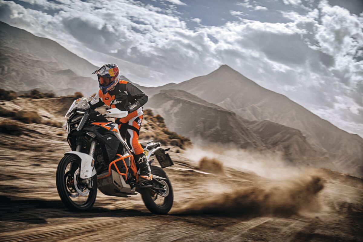 KTM 1390 Super Adventure 2026: novedades y precios en Colombia