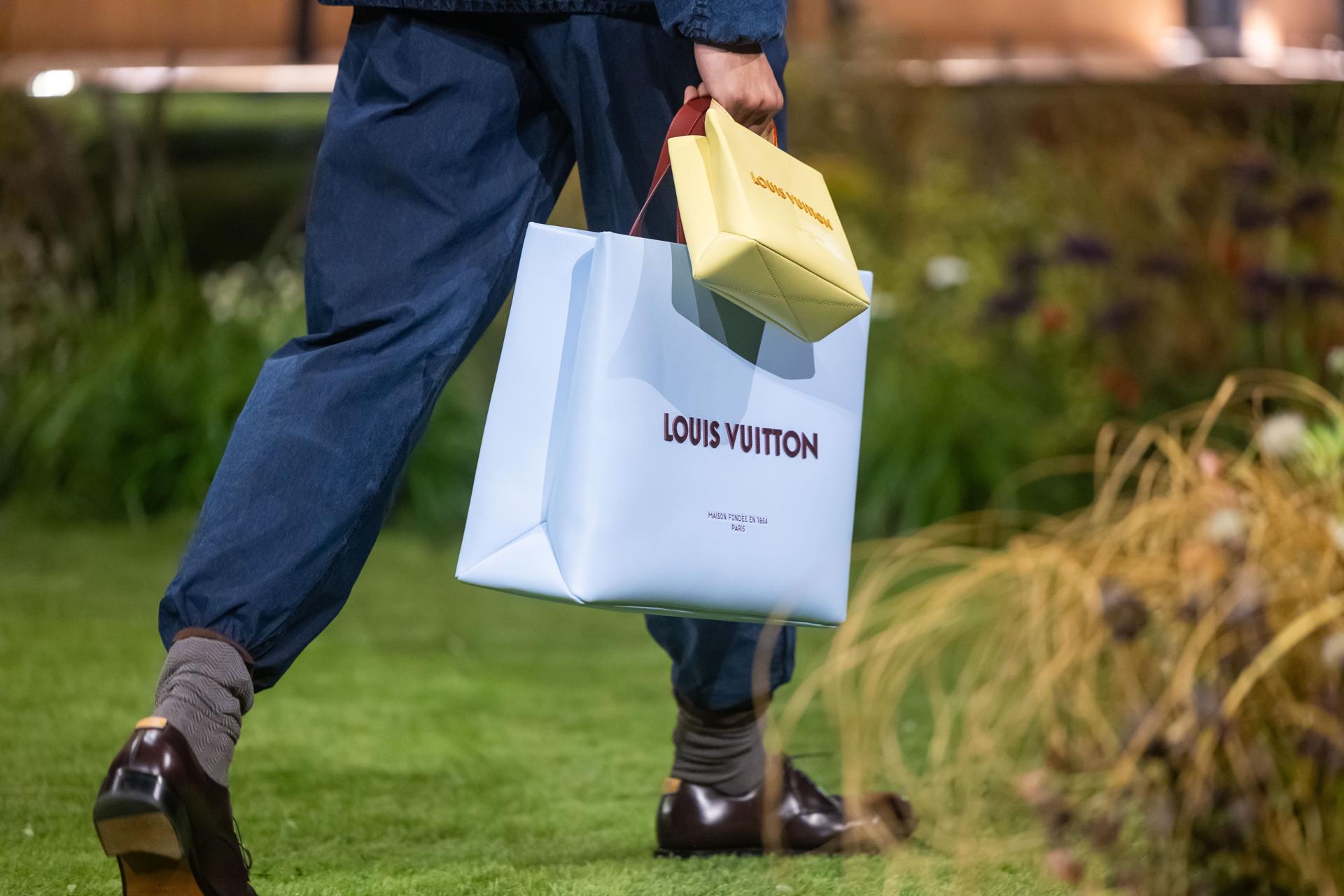 Louis Vuitton y Saint Laurent son retratados en dos biografías gráficas