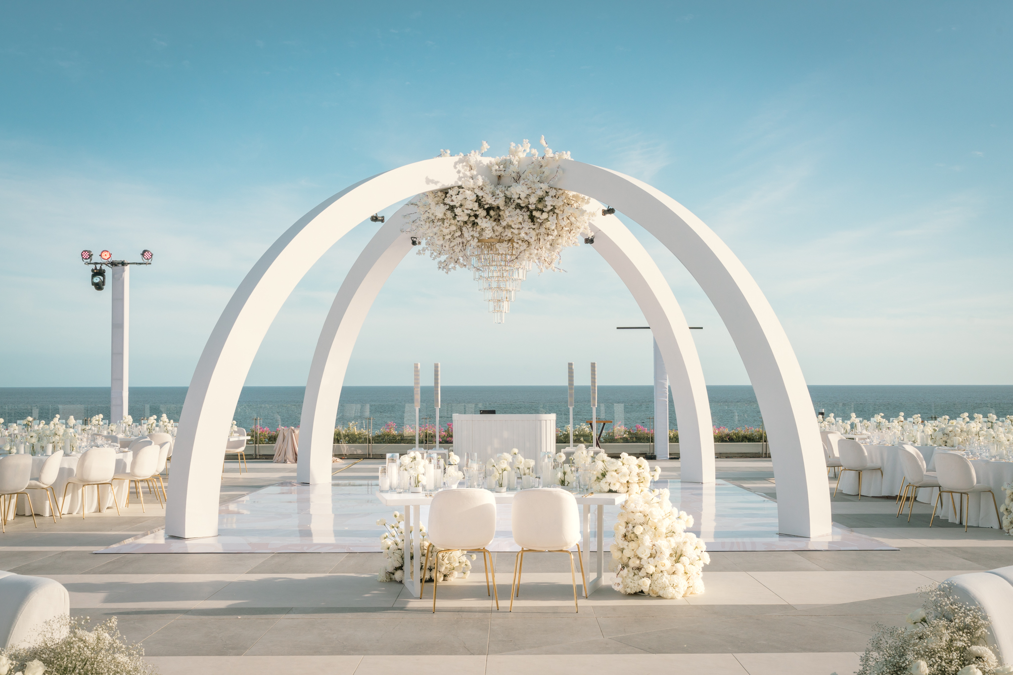 Con una oferta hotelera de primer nivel y servicios especializados, Los Cabos se consolida como referente del turismo de romance.