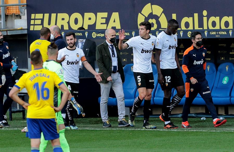 Valencia denunció insultos racistas hacia Diakhaby y abandonó la cancha en España