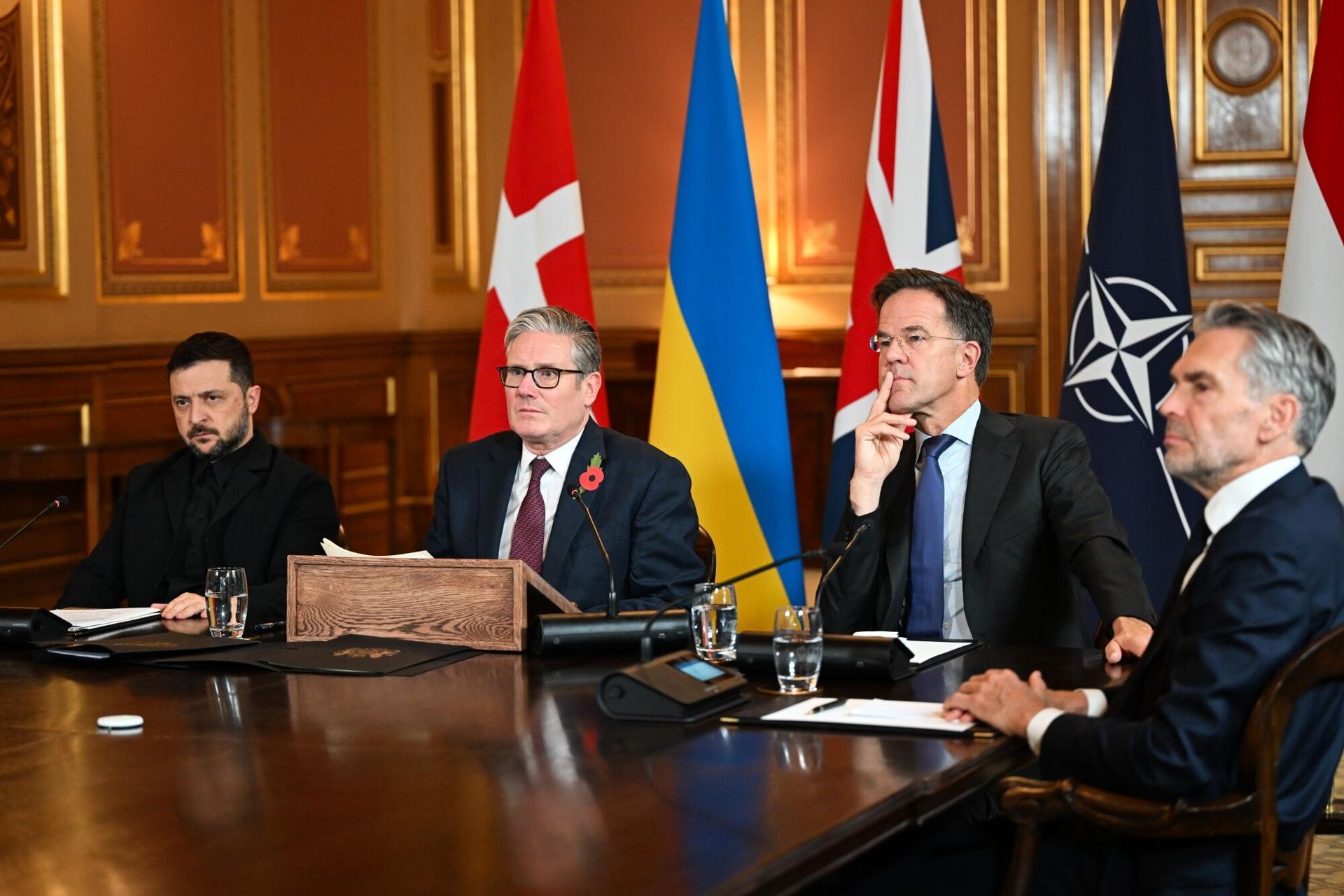 London (United Kingdom), 24/10/2025.- (L-R) Ukraine's President Volodymyr Zelensky, British Prime Minister Keir Starmer, NATO Secretary General Mark Rutte and Dutch Prime Minister Dick Schoof during a 'Coalition of the Willing' meeting in London, Britain, on 24 October 2025. The 'Coalition of the Willing' meeting on military support for Ukraine will be attended by Western leaders in person and virtually. (Ucrania, Reino Unido, Londres) EFE/EPA/Chris J. Ratcliffe / POOL
