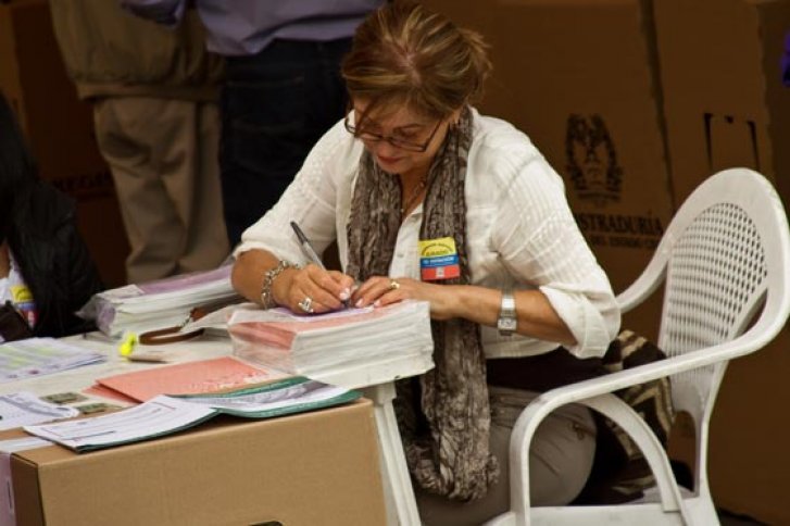 Testigos electorales no autorizados intentaron ejercer esa labor en Bogotá